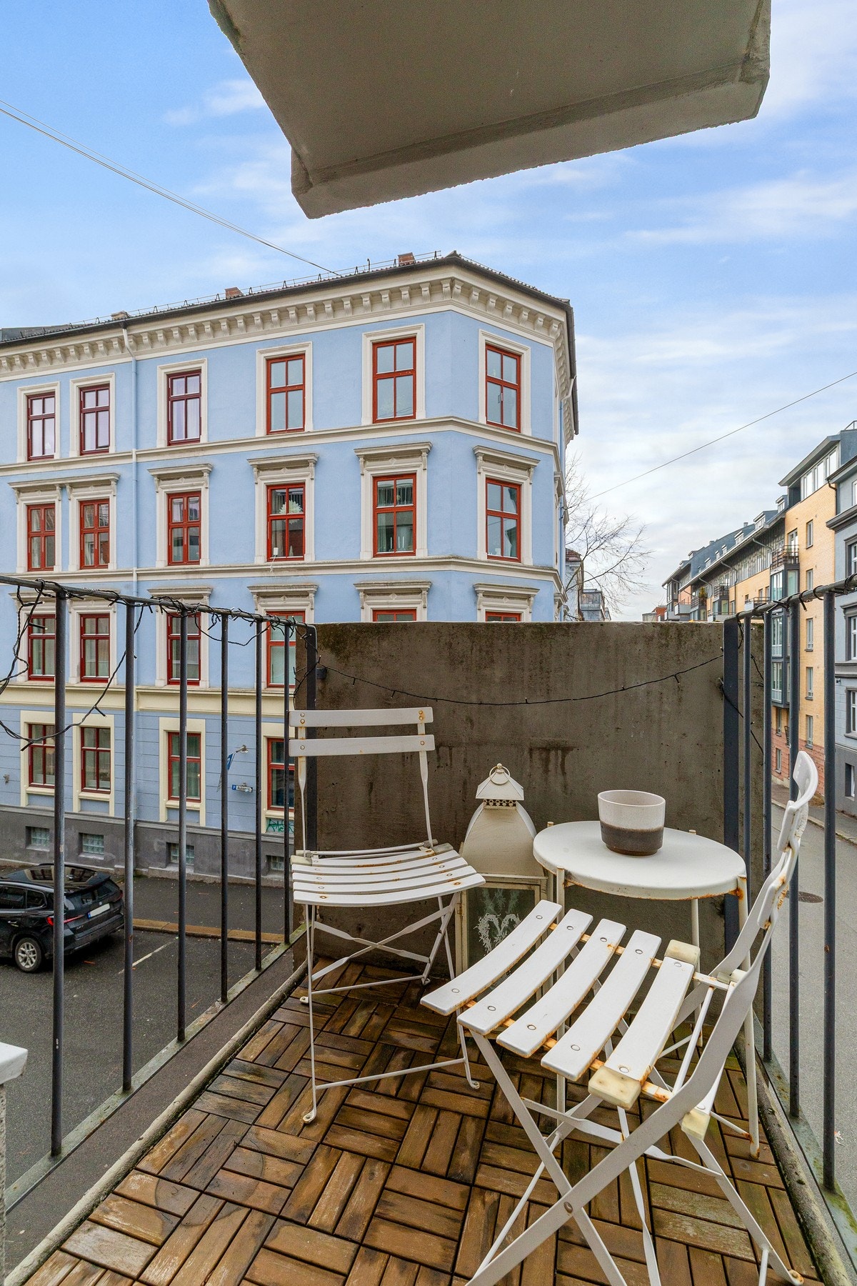 Din egen, sydvestvendte balkong med flott utsyn mot klassisk bygårdsbebyggelse. Galleribilde