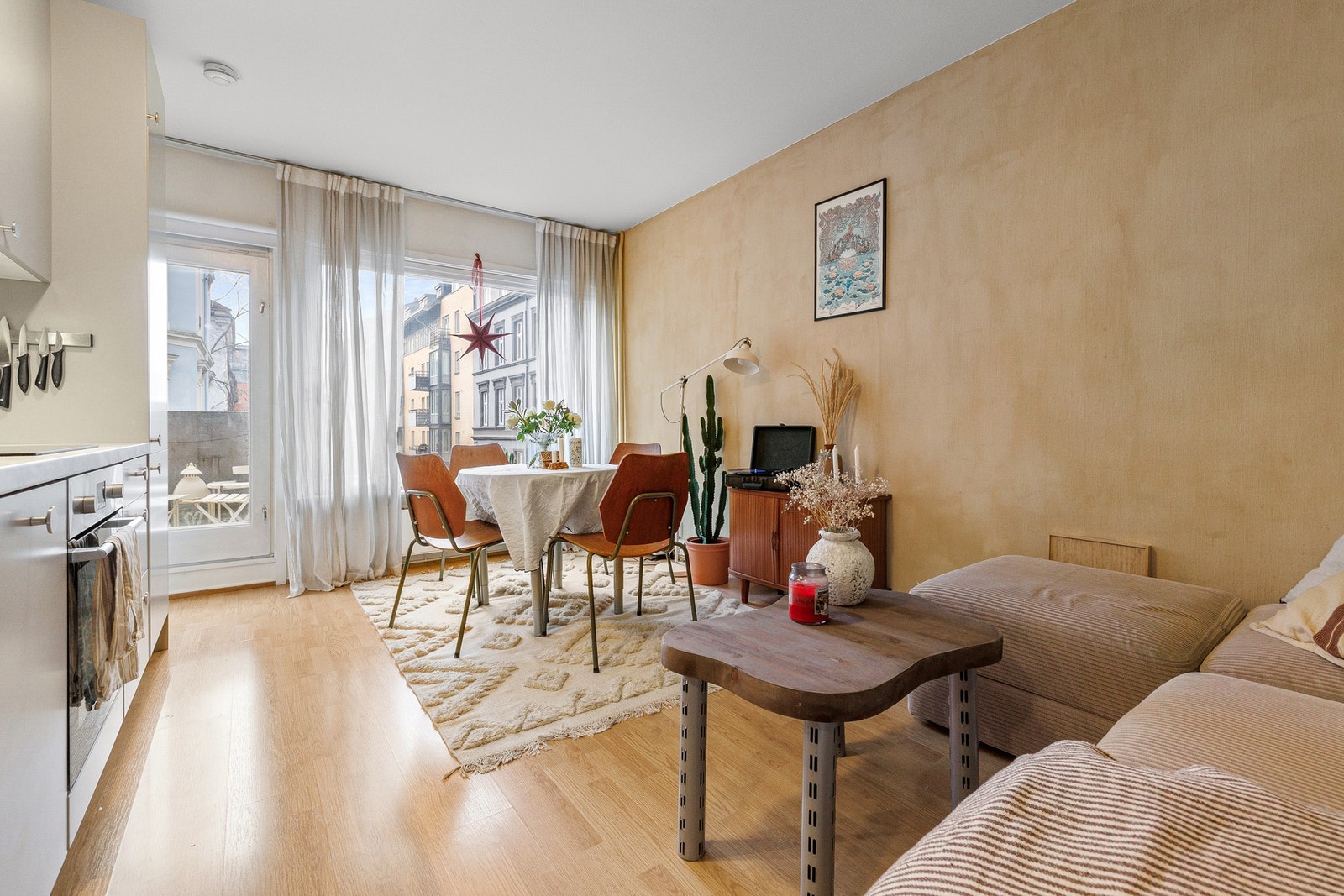 Her er det enkelt å innrede med sofagruppe og spisebord - alt i en luftig og åpen løsning med kjøkkenet. Galleribilde