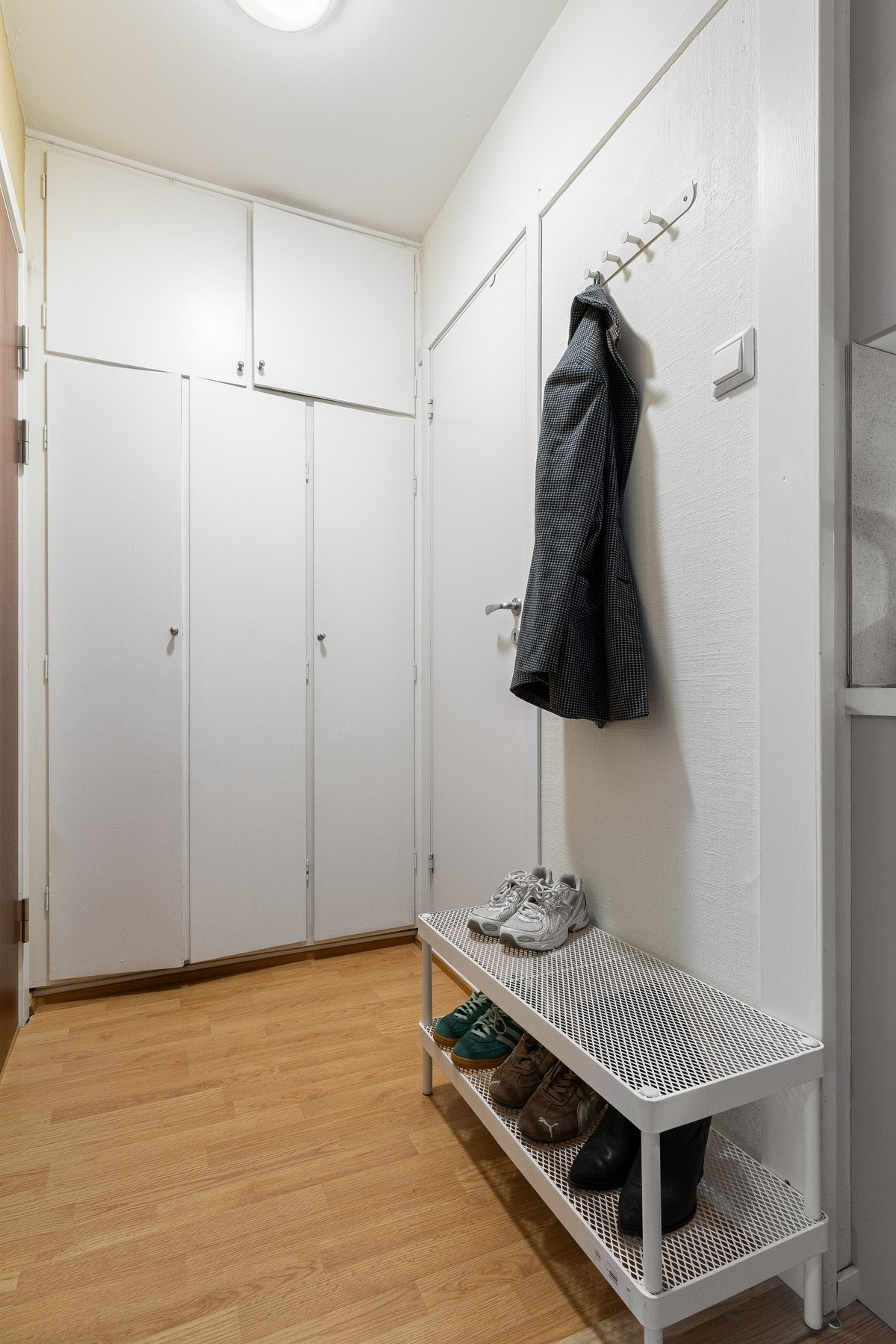 Enréen er praktisk innredet med garderobeskap. Det tilhører én bod i felles kjeller. Galleribilde