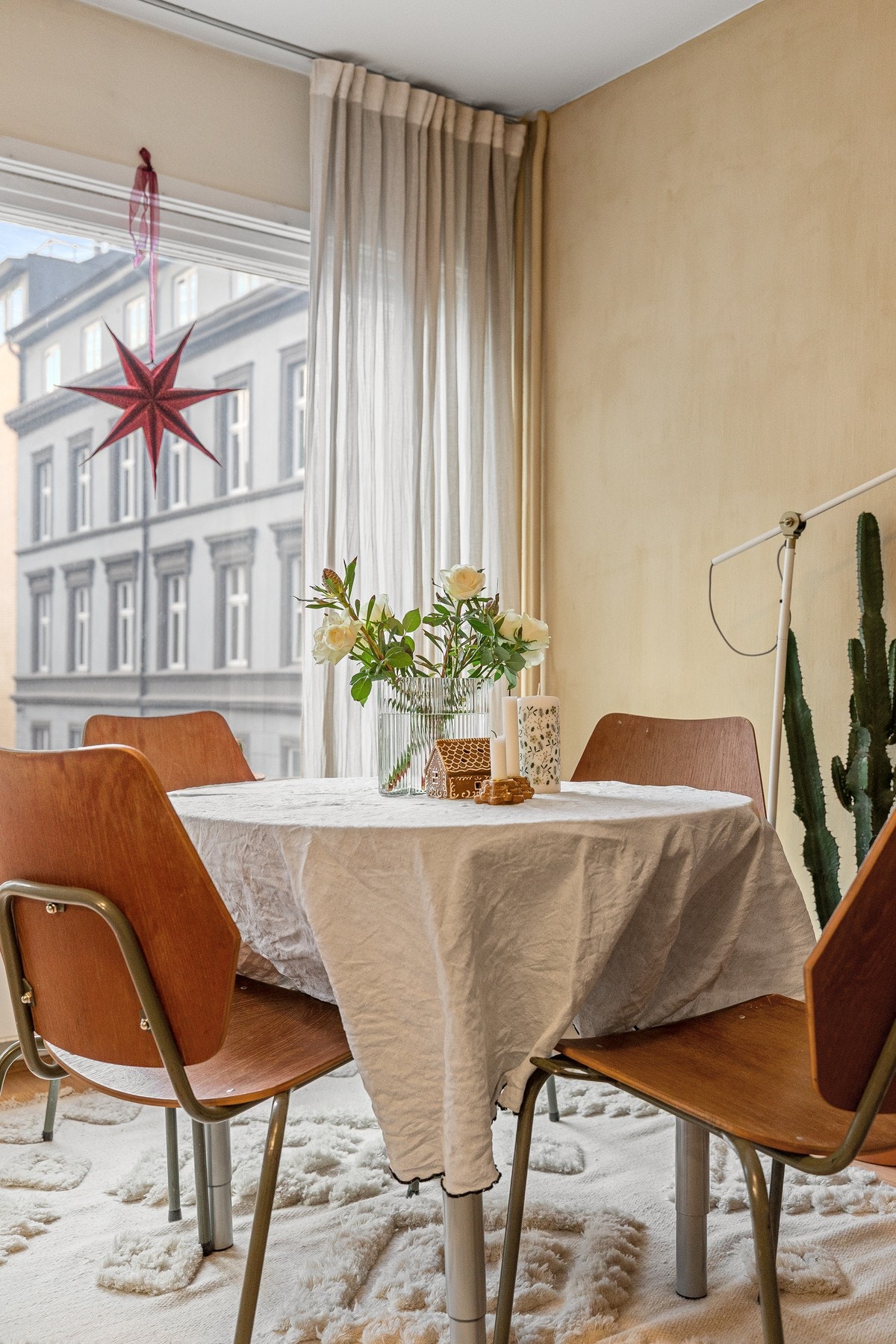 Store vindusflater og fritt uystn gjør at leiligheten oppleves lys og luftig. Galleribilde