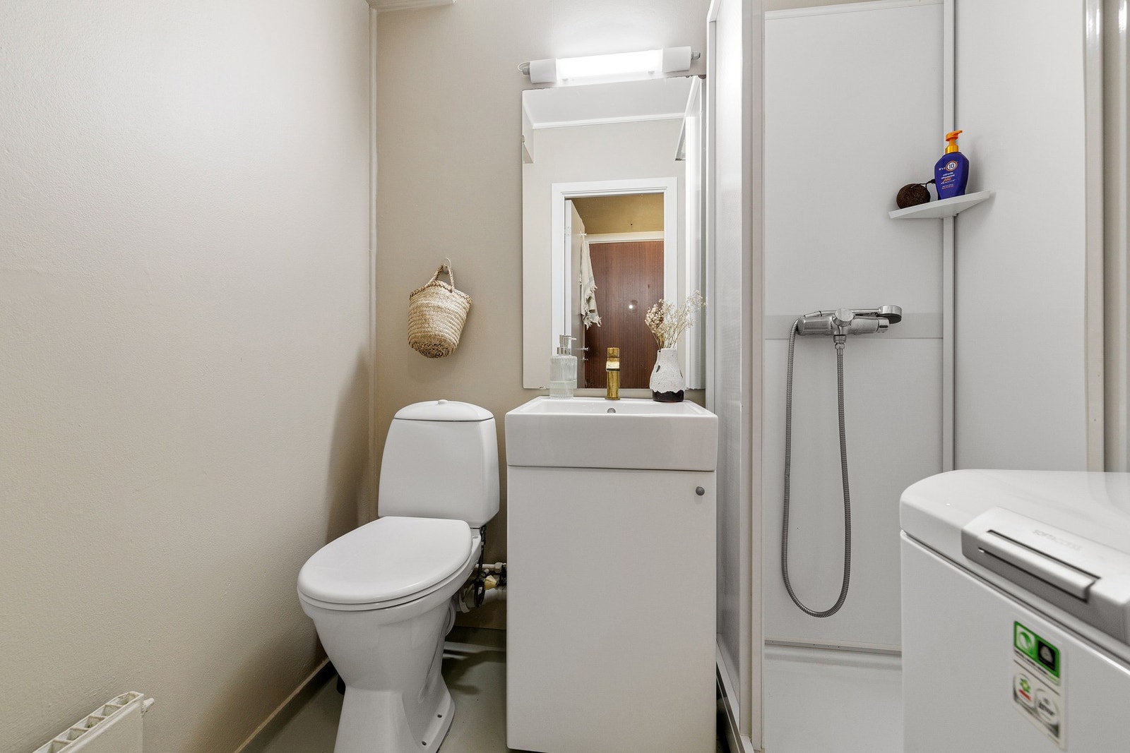 Baderommet er overflateoppusset i 2023. Varmtvann og fyring er inkludert i fellesutgiftene. Galleribilde