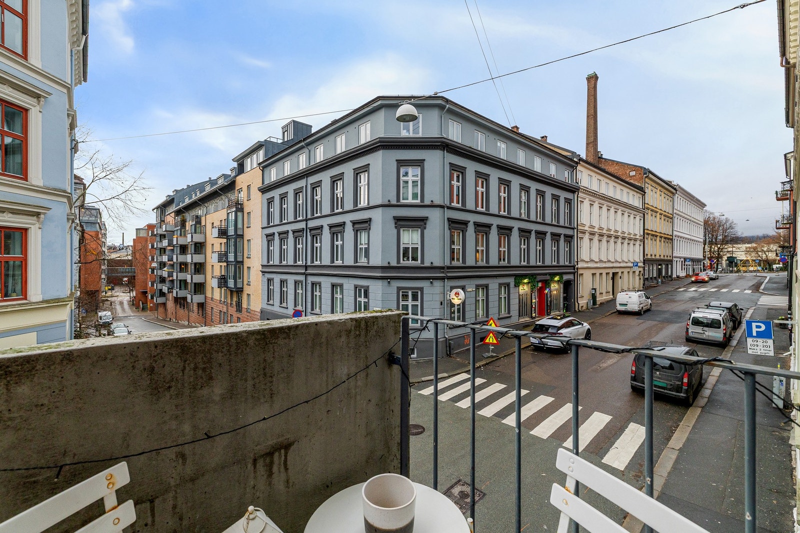 Meget god internbeliggenhet! Hele leiligheten vender mot sydvest med svært fine sol-og lysforhold. I tillegg er det tilnærmet fritt utsyn ned mot Falbes gate. Galleribilde