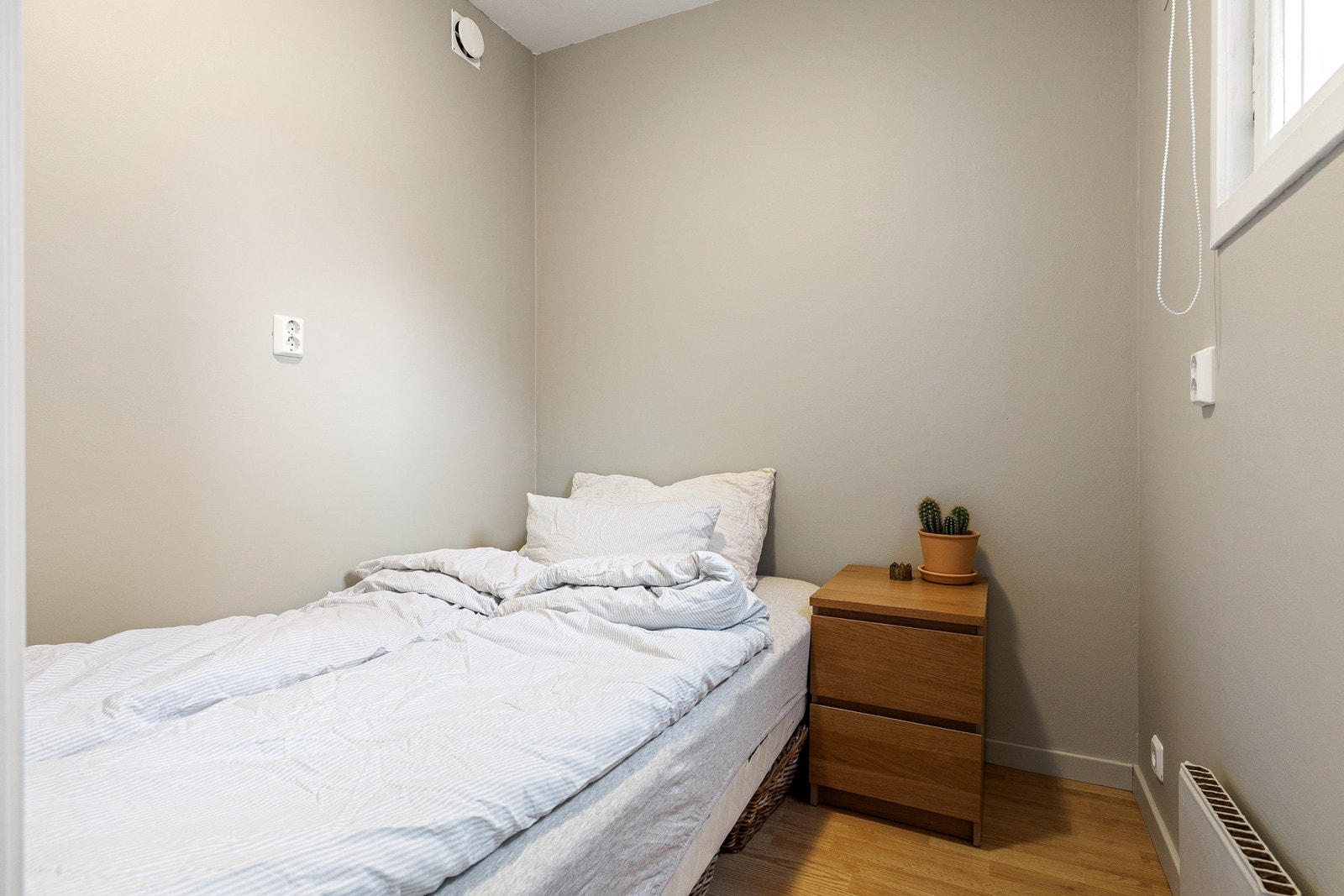 Sovealkove med vindu. Nymalte overflater i 2023. Galleribilde