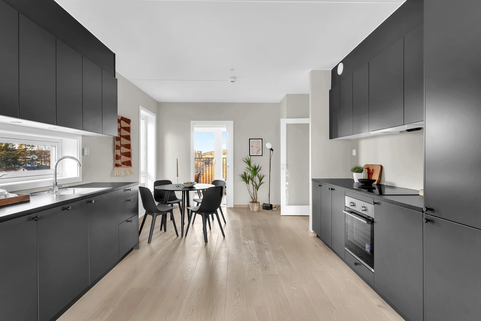 Integrerte hvitevarer; oppvaskmaskin, ovn, koketopp (induksjon), kjøl-/fryseskap og slimline avtrekk Galleribilde