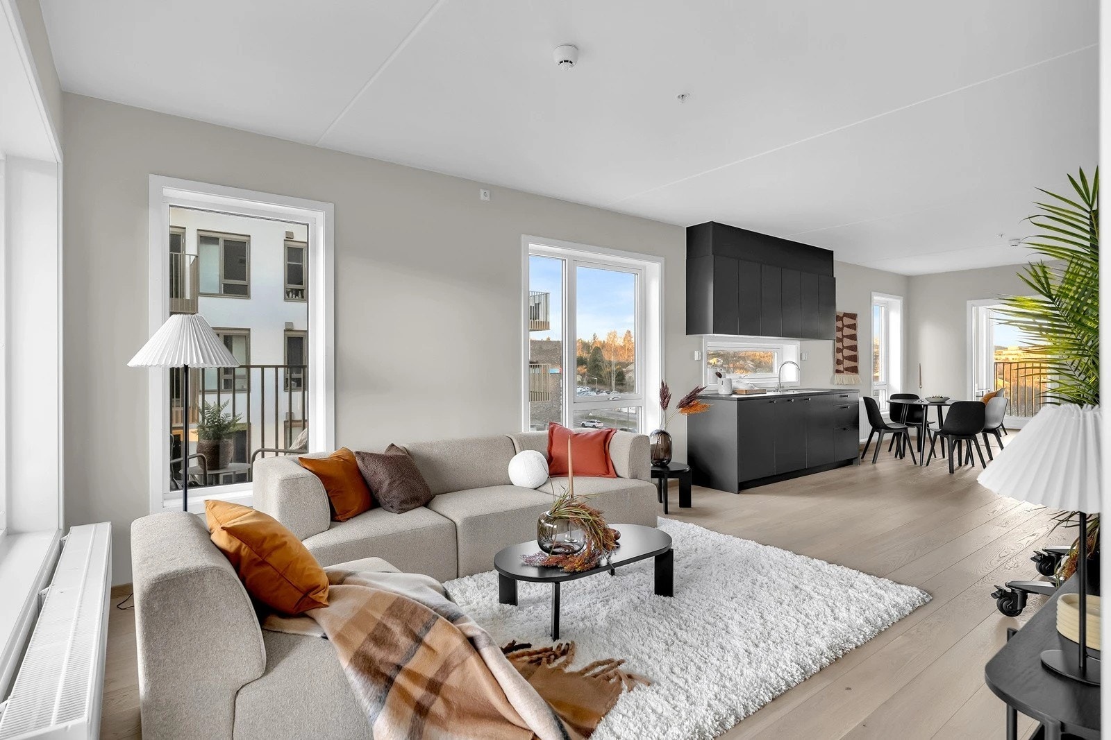 I stuen med åpen kjøkkenløsning er det god plass til både en spiseplass og sofahjørne. Galleribilde