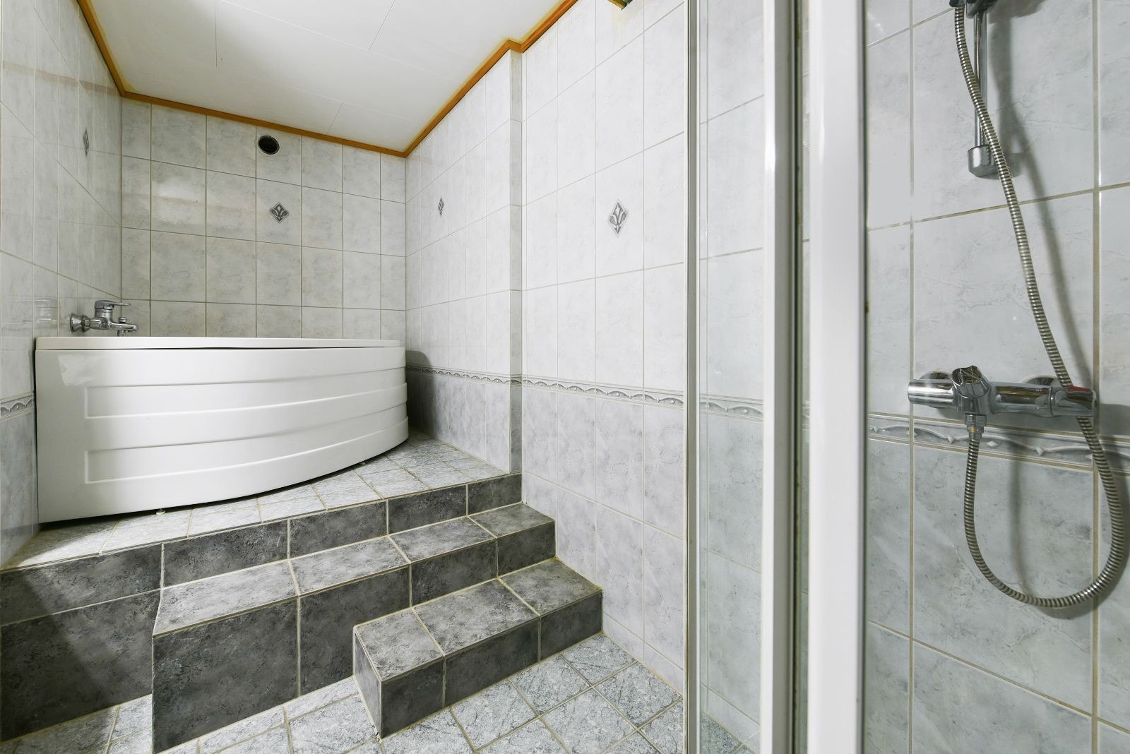 Flislagt bad med varme Galleribilde