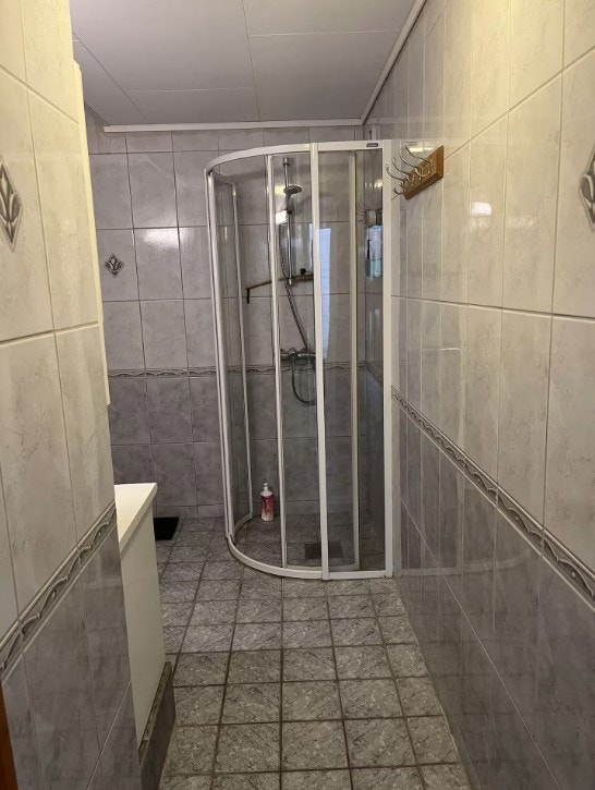 I tillegg til badekar er det dusj og servant Galleribilde