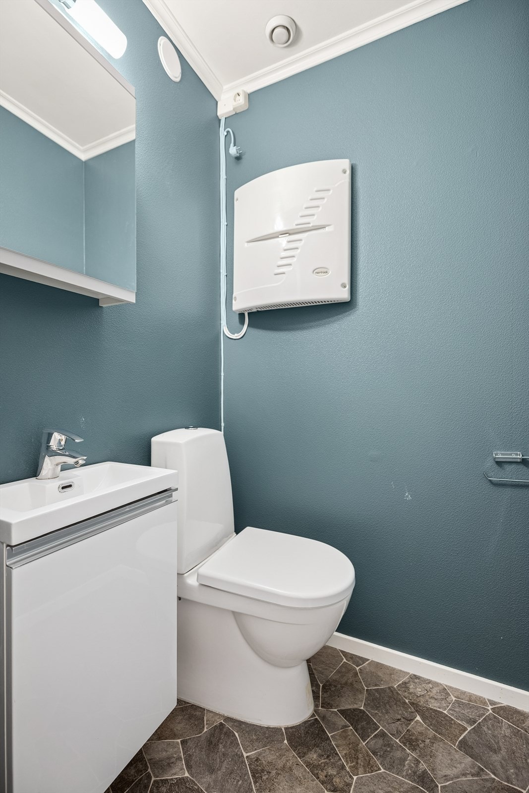 Praktisk gjestetoalett i boligens 1. etasje. Galleribilde