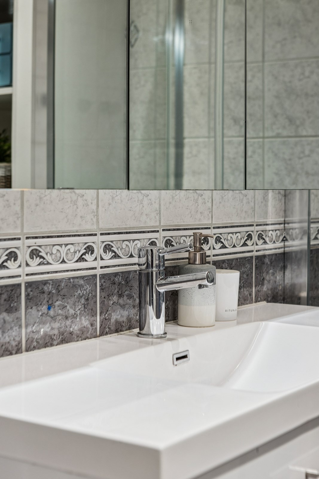 Boligen har til sammen to bad, hvorav ett beliggende i 2. etasje og ett i kjeller. Galleribilde