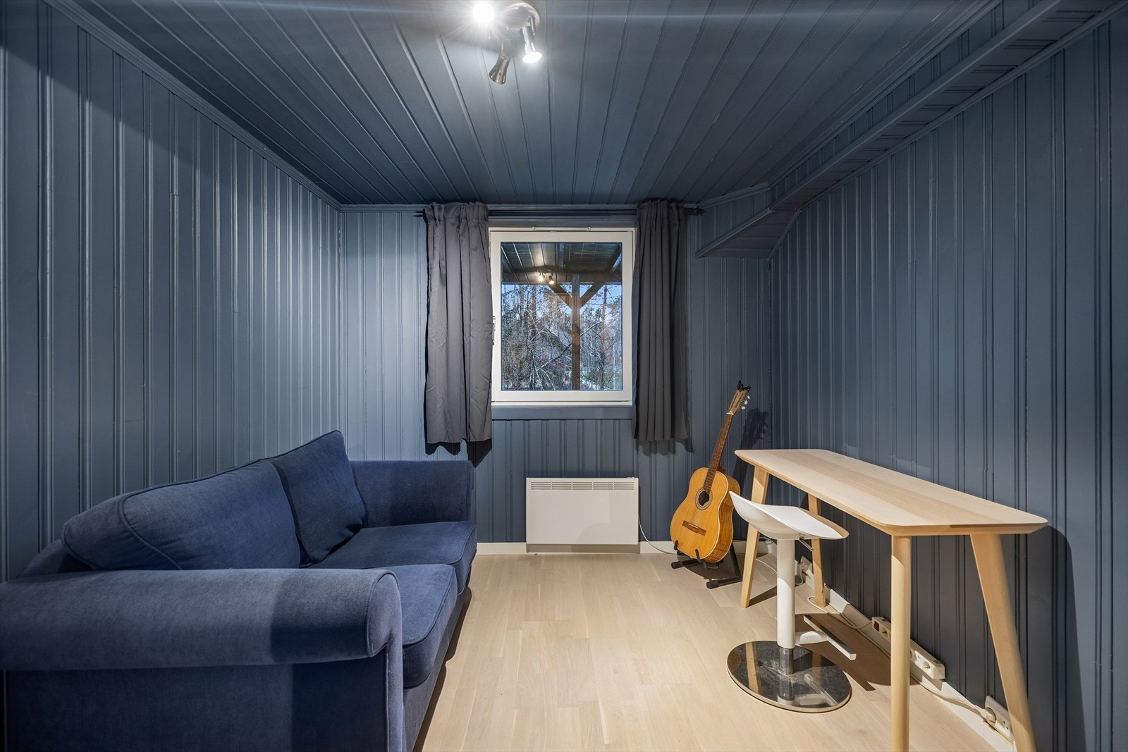 I dag er deler av rommet med rombenevnelsen "evt. kjellerstue" (hoveddel) på tegninger endret til en liten stue (hoveddel). Galleribilde