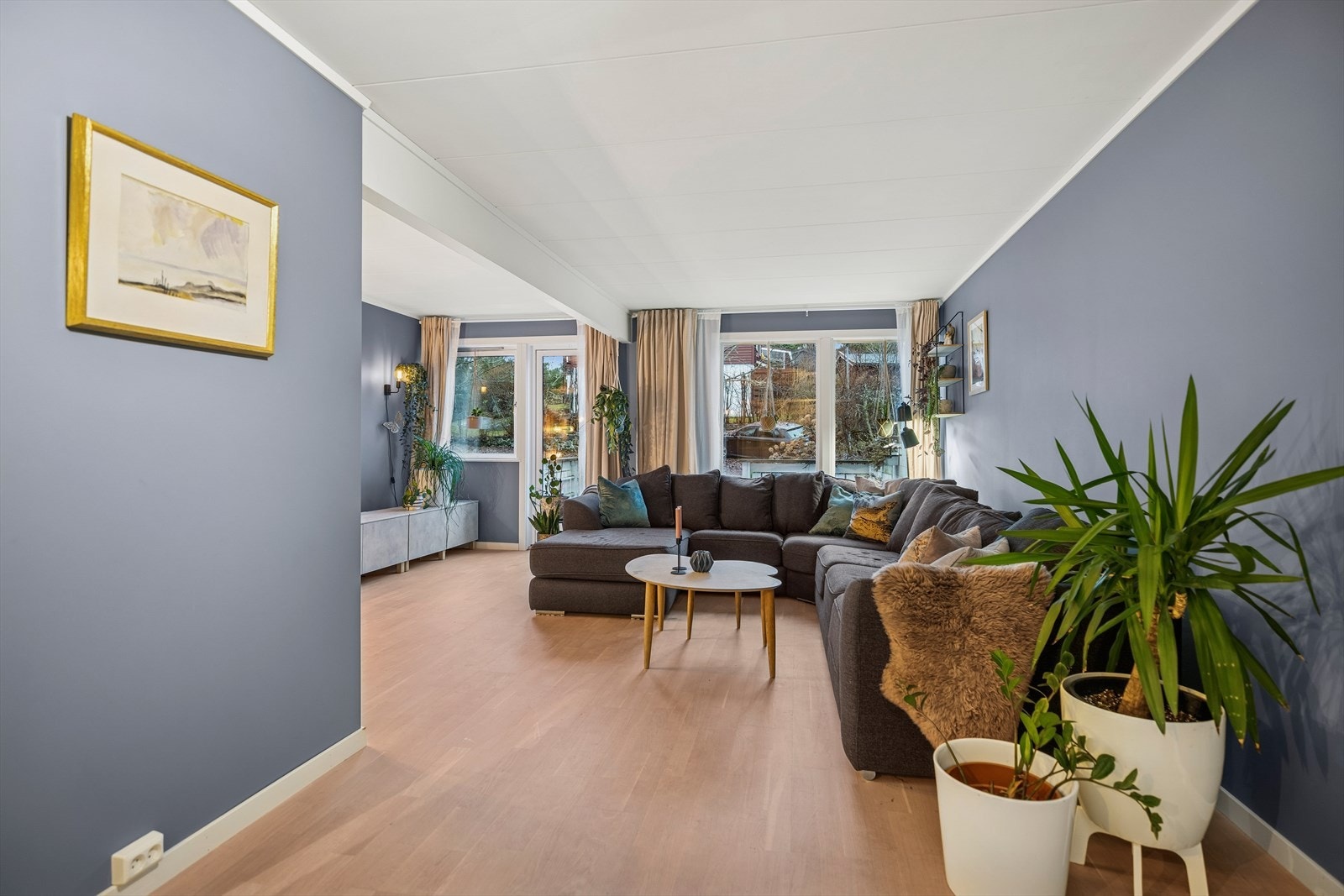 Boligen har flere hyggelige stuer, fordelt på boligens ulike plan - ideelt for husets ungdom eller når du ønsker et rolig sted å trekke deg tilbake fra aktivitetene i resten av hjemmet. Galleribilde