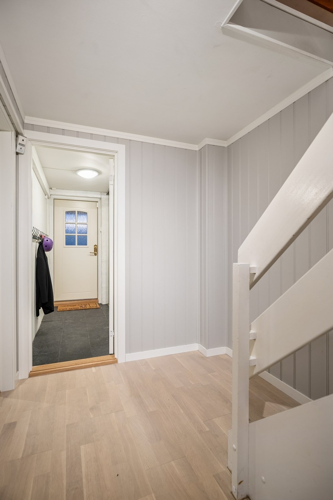 Både innvendig trappeadkomst og egen inngang til boligens kjeller. Galleribilde