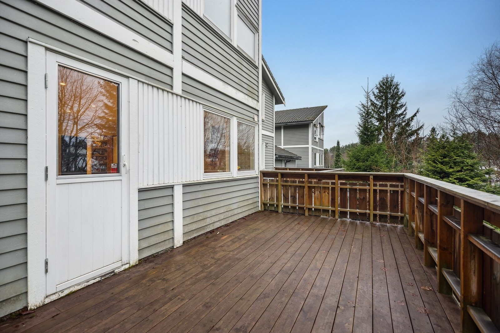 Uteplass på to sider av boligen. Galleribilde