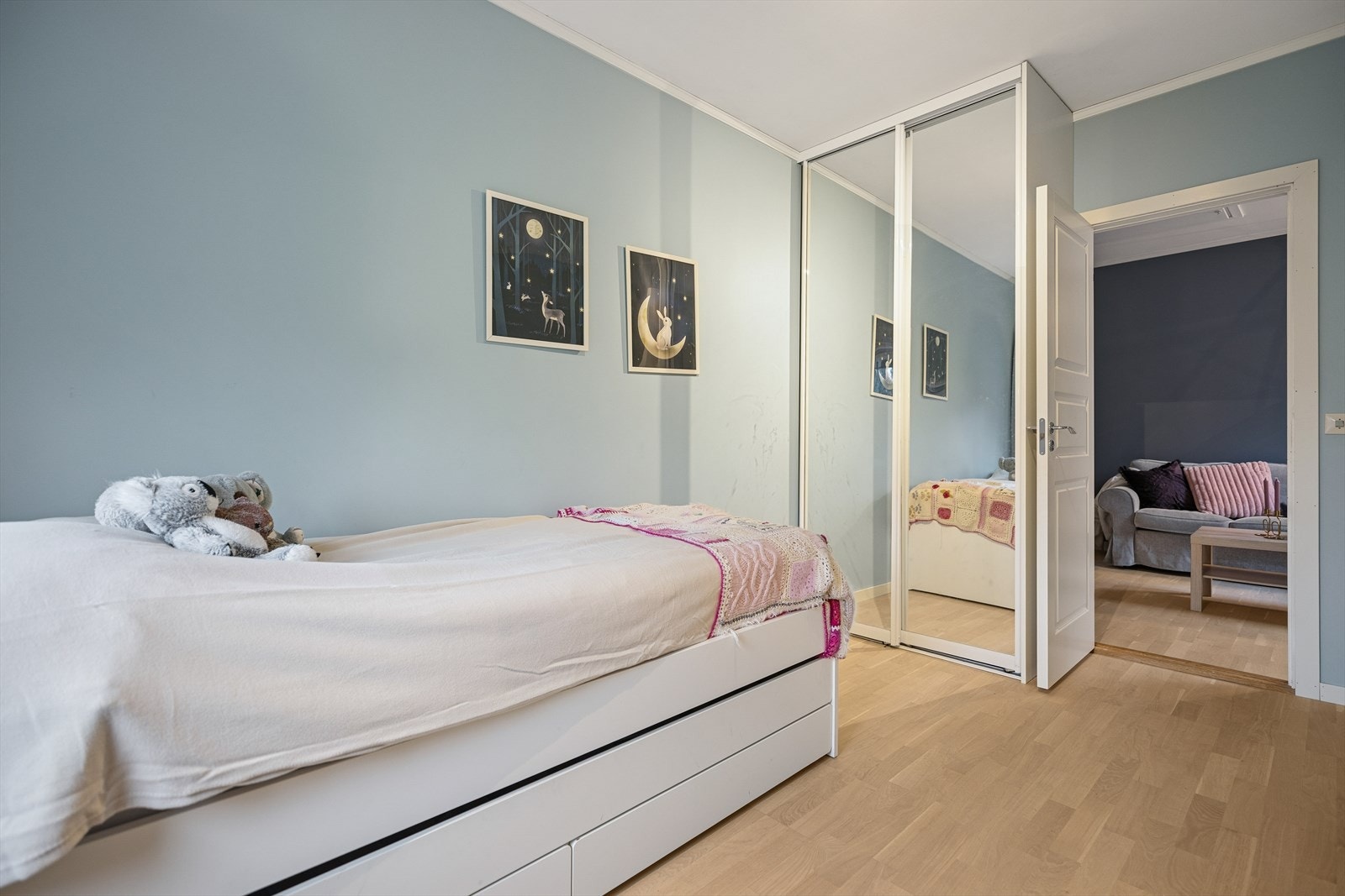 Soverom 3 er også innredet med en mindre skyvedørsgarderobe. Galleribilde