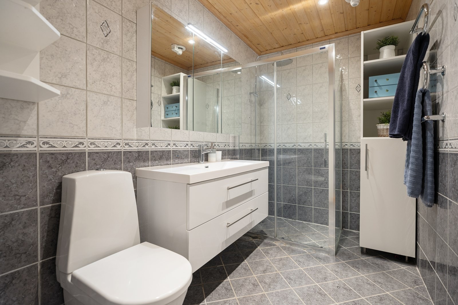 Badet i 2. etasje er bygget før 1997 og har en ukjent alder. Rommet er innredet med fliser på både vegger og gulv, samt panel i taket med innfelte downlights. Galleribilde