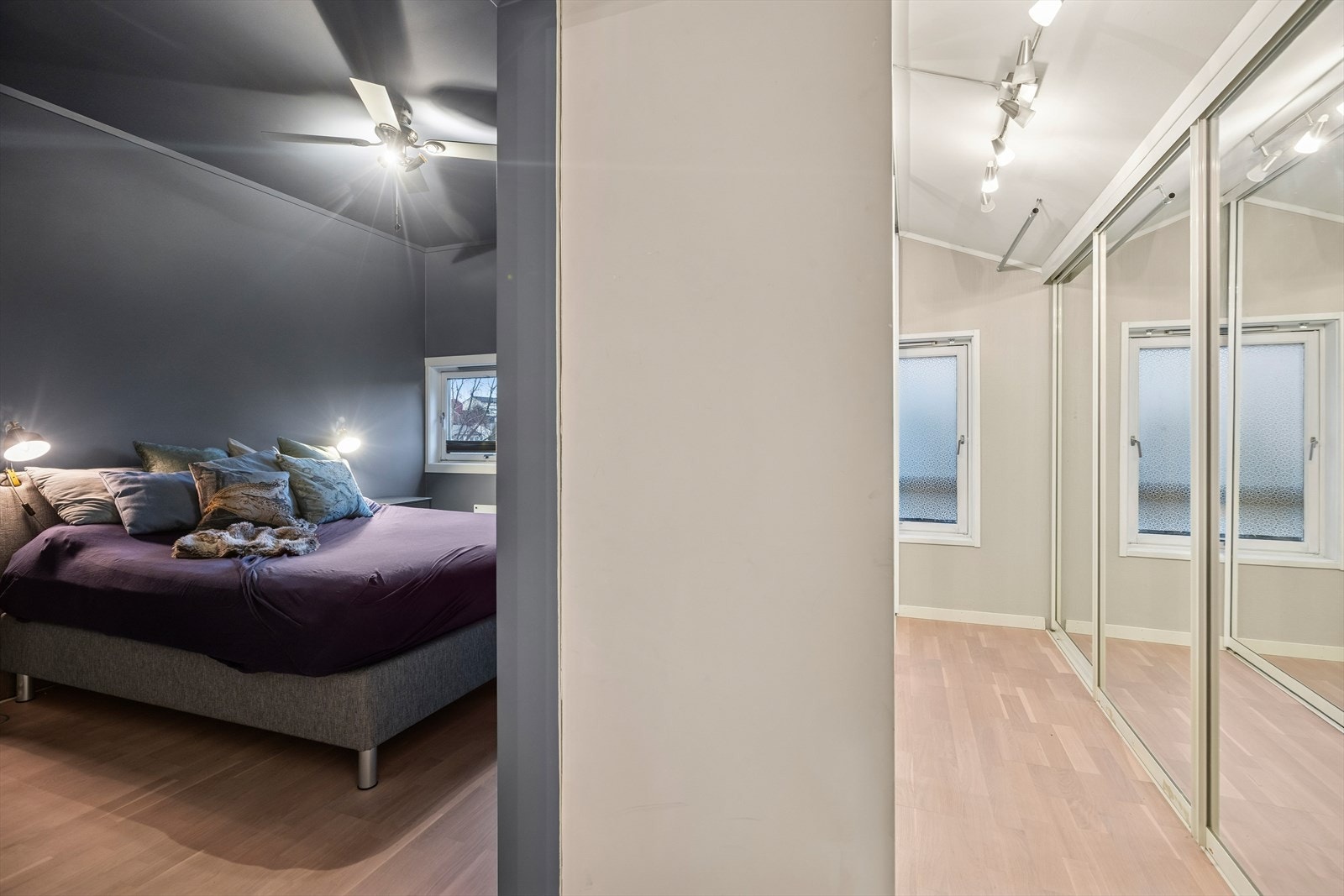 Soverom 1 med delvis åpen løsning til eget omkledningsrom. Galleribilde