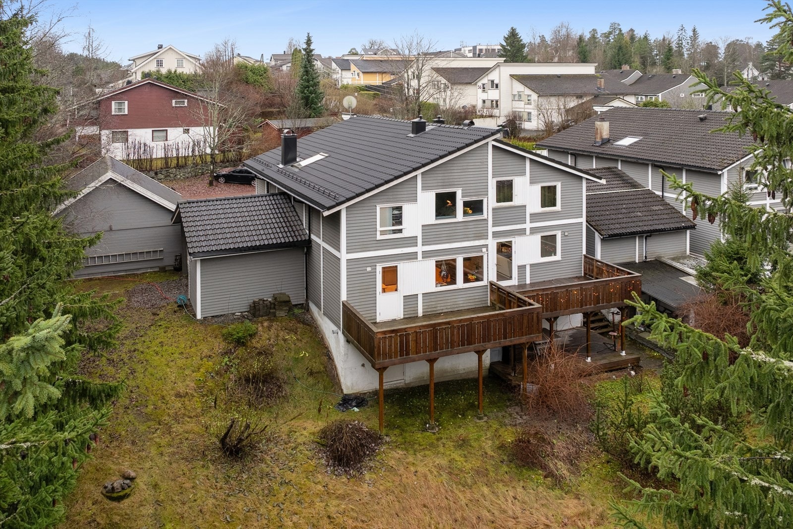 Boligen har en svært sentral og attraktiv beliggenhet med kort gangavstand til dagligvarebutikker, flotte tur- og rekreasjonsområder, barnehage samt gode fritids- og aktivitetsmuligheter. Galleribilde