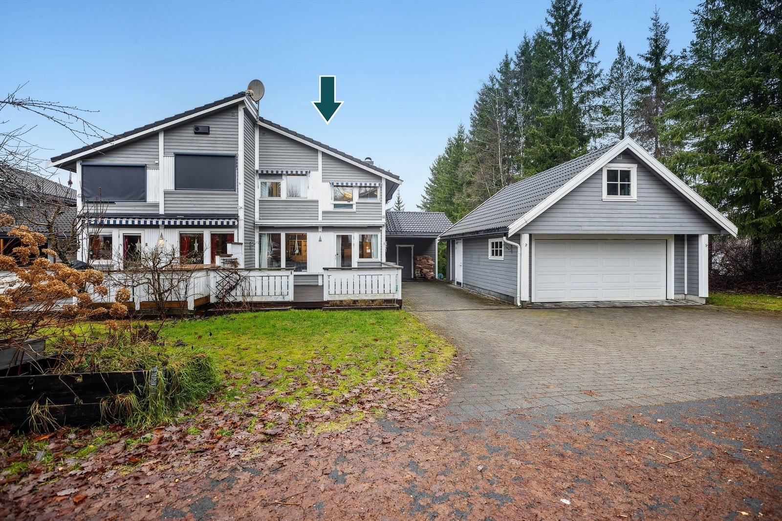 Velkommen til Fossveien 45 - en sentralt og attraktivt beliggende familiebolig over tre plan med dobbelgarasje! Galleribilde