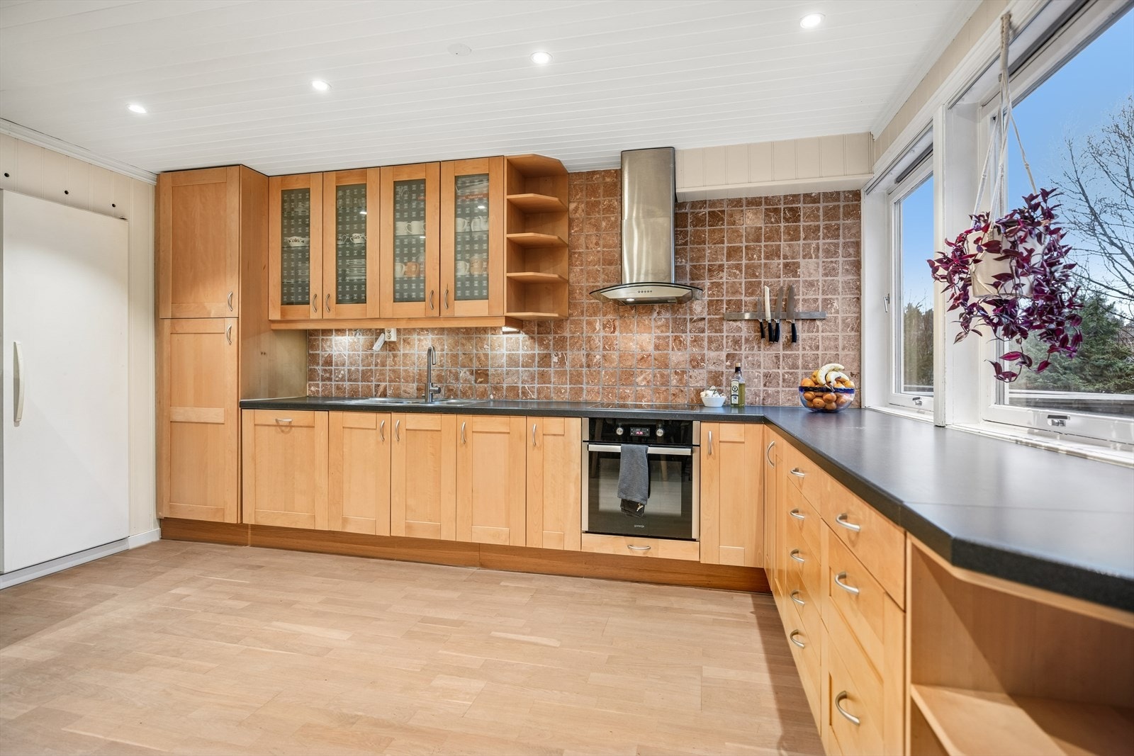 Fra stuen i 1. etasje har du også god tilgang til hjemmets kjøkken. Galleribilde