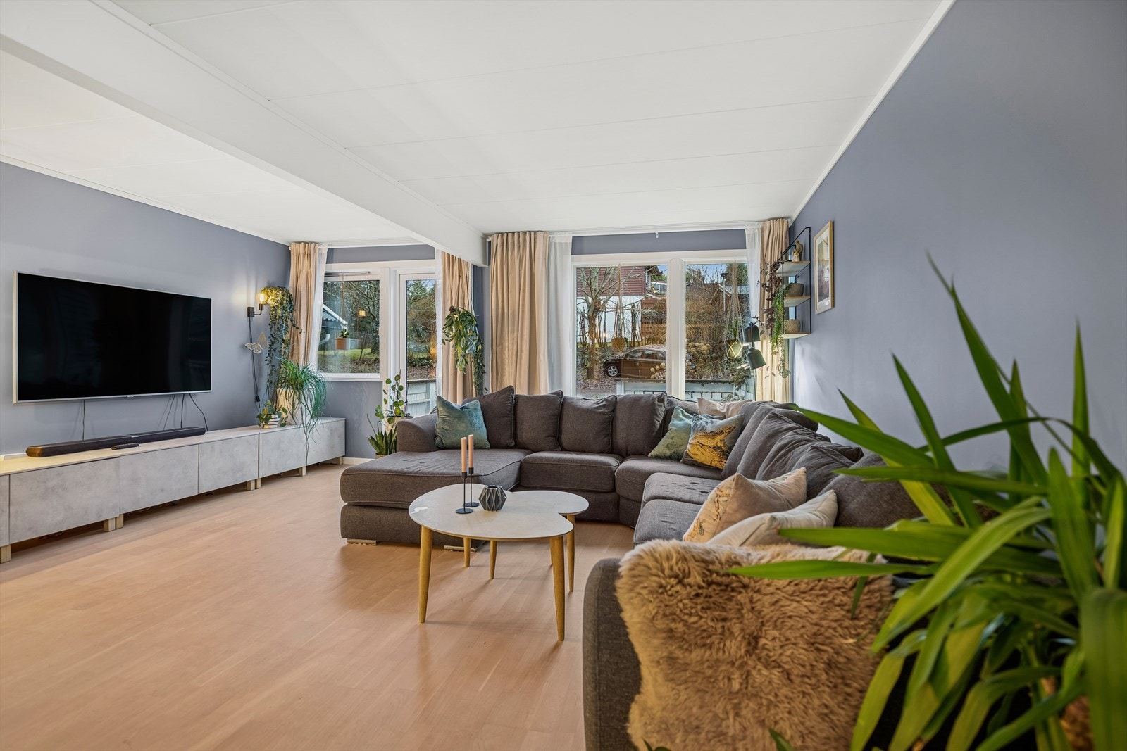 Oppholdsrommene er holdt i en moderne stil og fungerer som flotte samlingspunkter, hvor du og gjestene kan nyte både avslappende øyeblikk og sosiale sammenkomster. Galleribilde