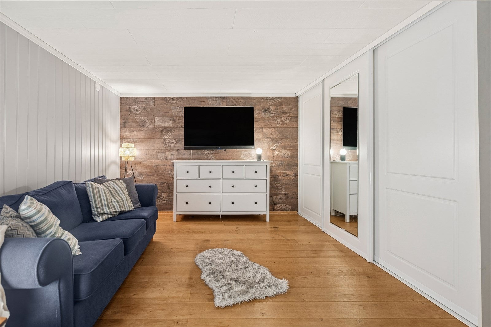 Dagens kjellerstue er ikke bruksendret fra tilleggsdel til hoveddel. Det gjøres også oppmerksom på at kjellerstue ikke tilfredsstiller krav til rom for varig opphold med rømningsvei eller dagslysforhold. Galleribilde