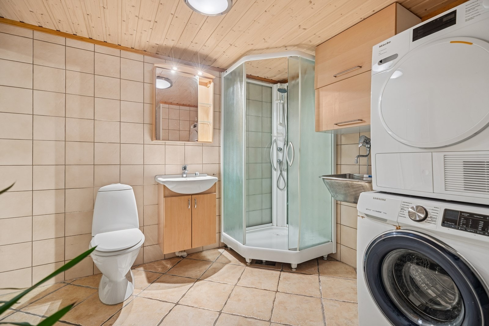 Deler av det opprinnelig bod-arealet (tilleggsdel) er inntatt i dagens bad. Rommet er ikke bruksendret. Galleribilde