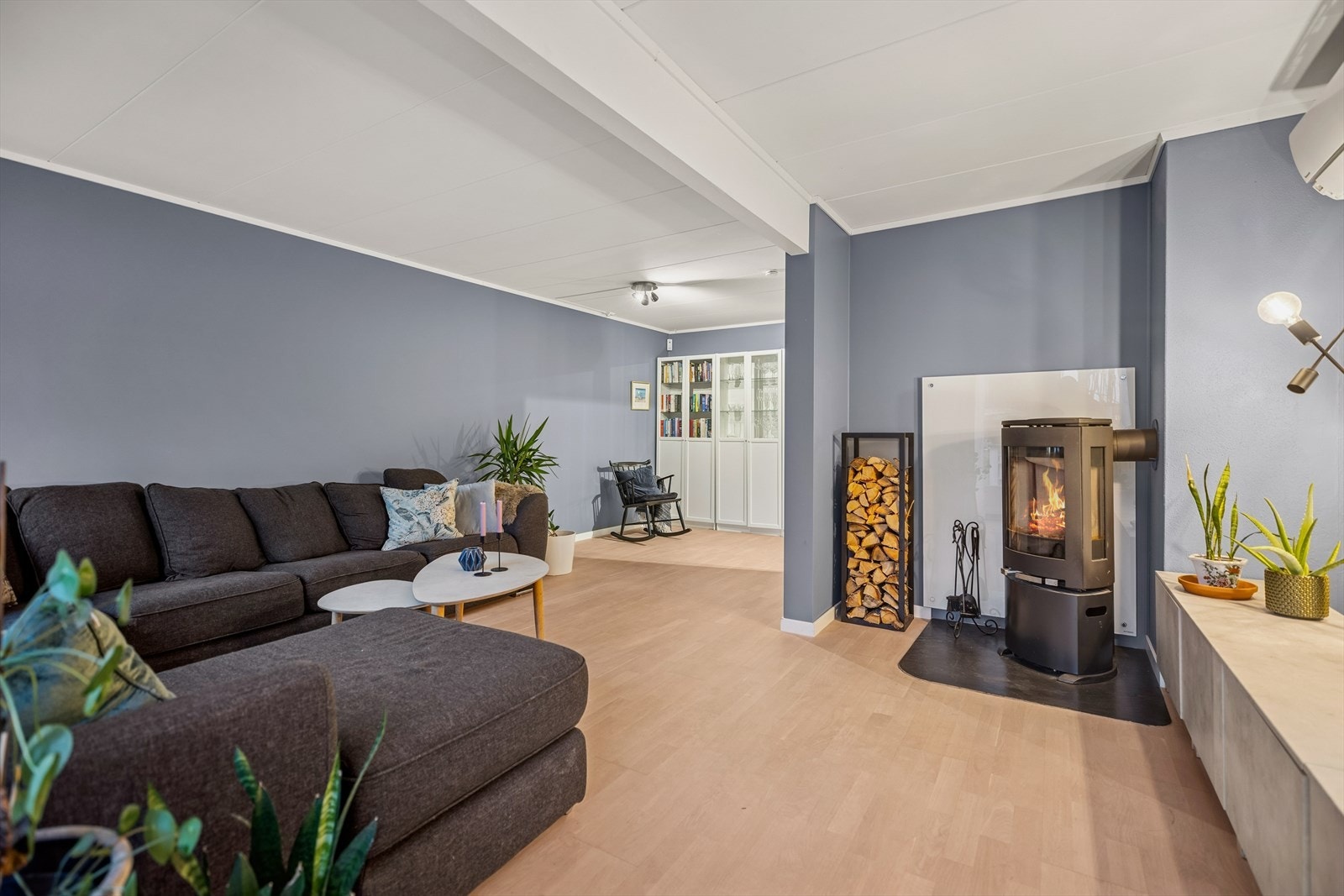 Stuen beliggende i boligens 1. etasje med direkte utgang til stor terrasse. Galleribilde