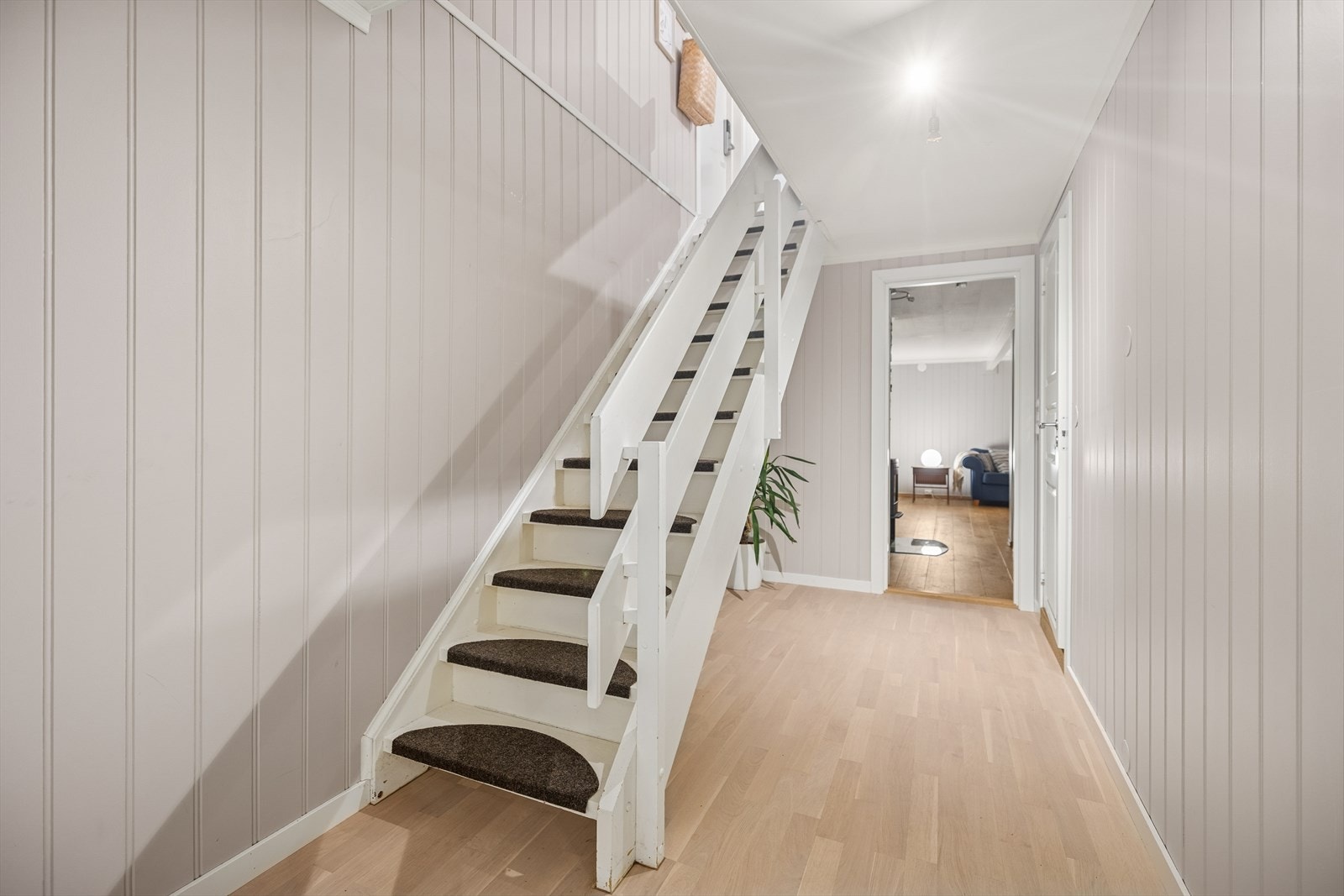 Gang med lukkede trinn mellom kjeller og boligens 1. etasje. Galleribilde