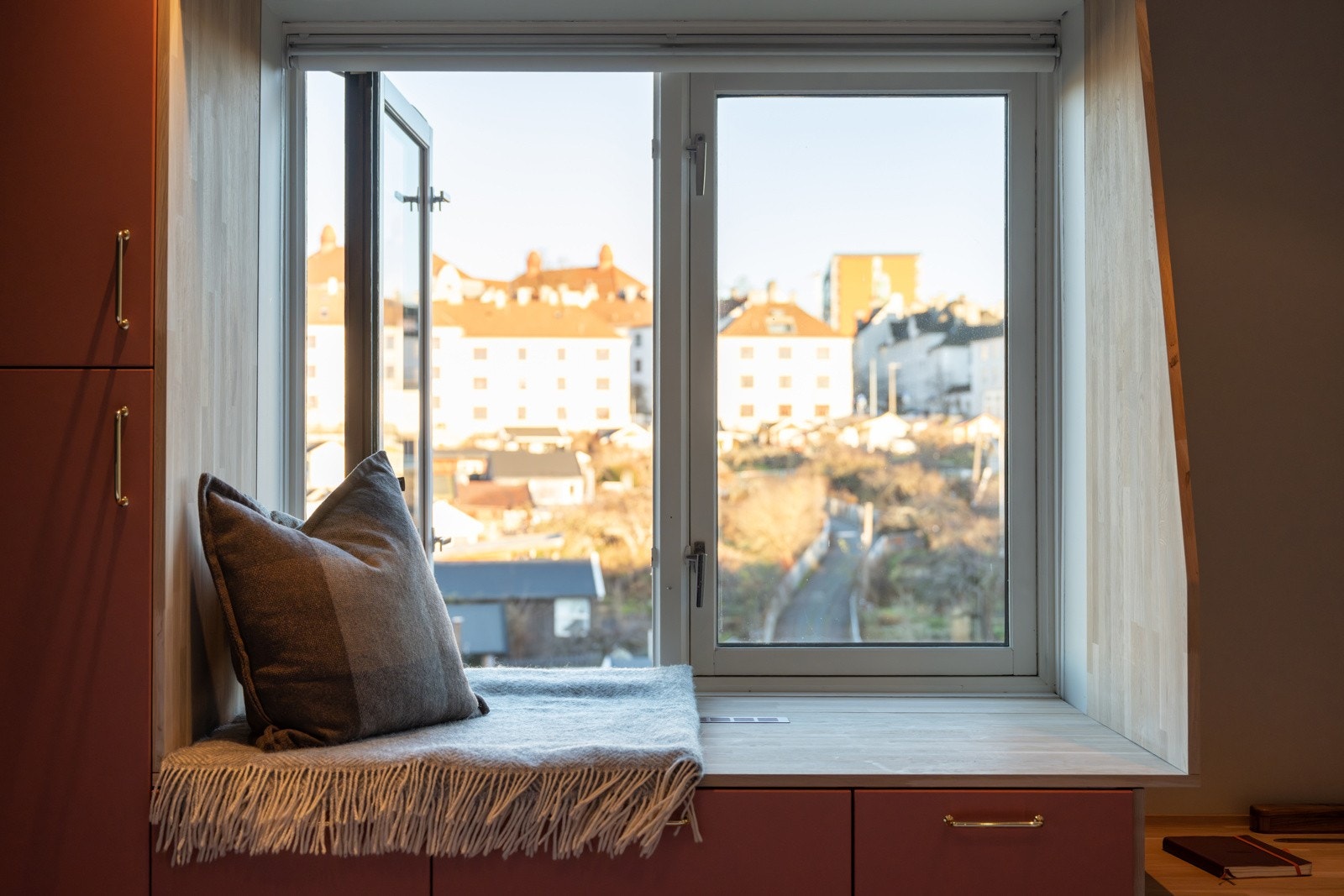 Her kan man nyte en morgenkaffe med nydelig utsikt mot kolonihagen. Galleribilde