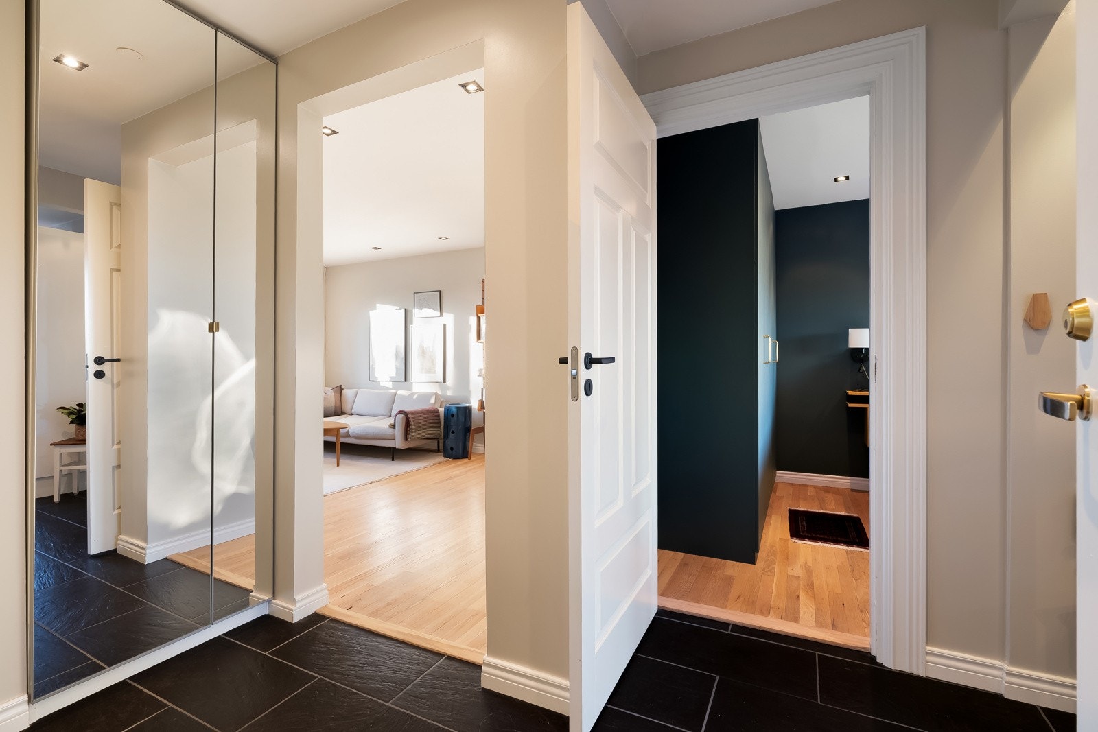 Det er plass til yttertøy i garderobeskap. Galleribilde