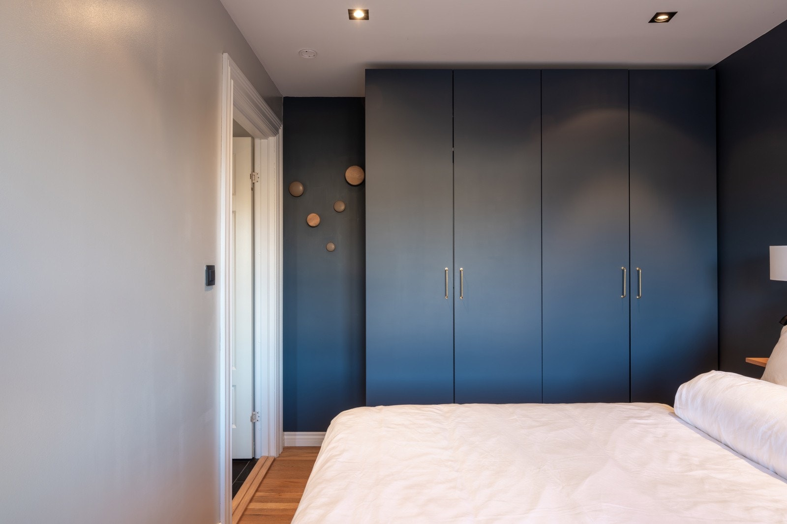 Rommet har også stort garderobeskap som følger med. Malt i samme farge som veggen slik at det gir et flott helhetsinntrykk. Galleribilde