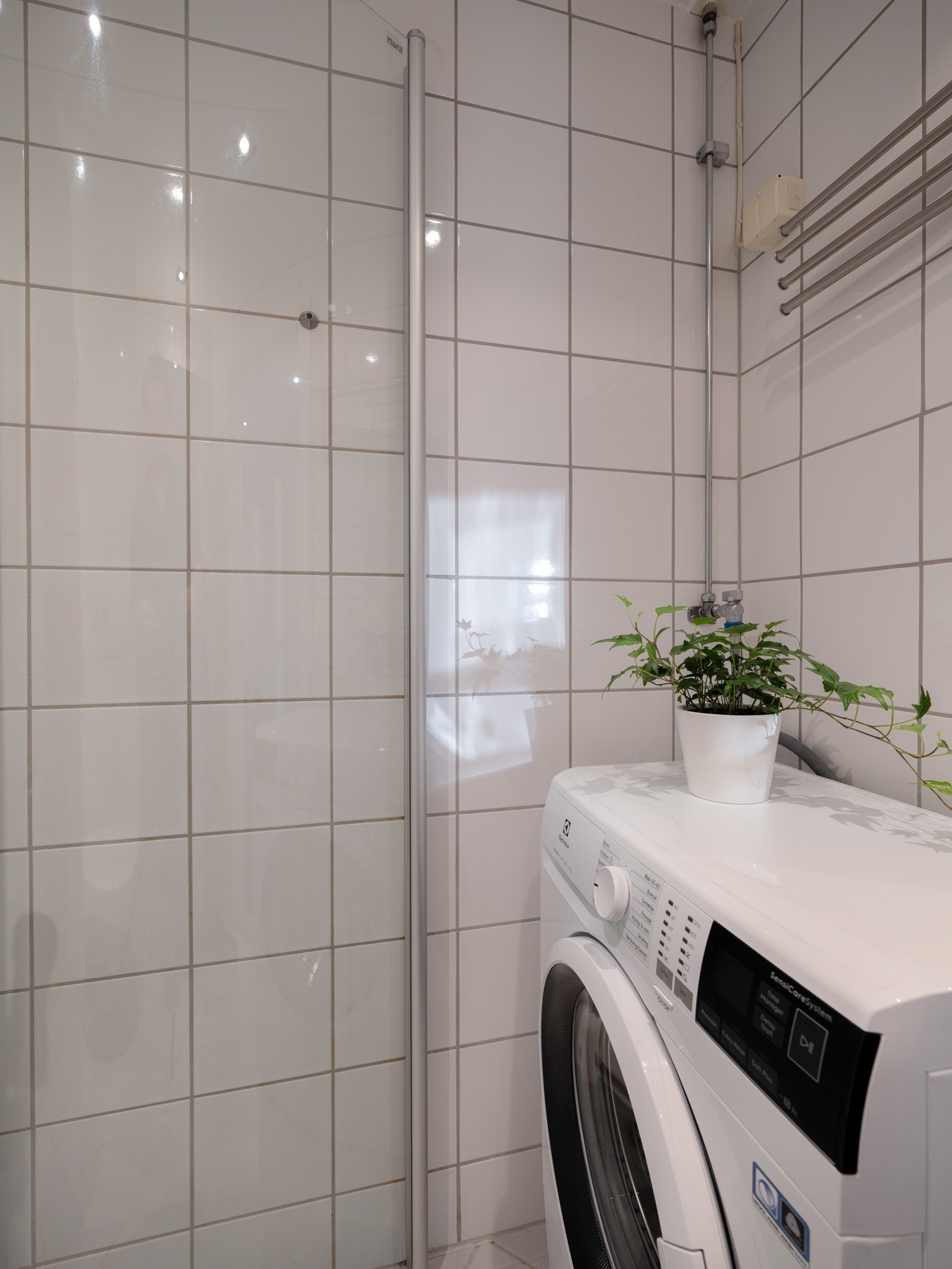 Hele badet er flislagt, varme i gulvet og downlights i himlingen. Galleribilde