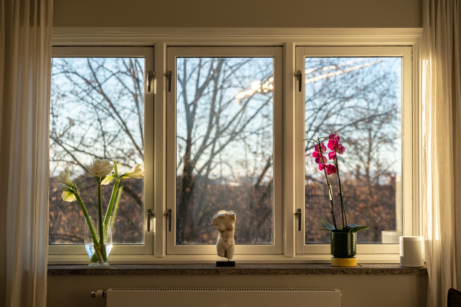 Felleskostnadene inkluderer bl.a. oppvarming og varmtvann, noe som gjør de månedlige utgiftene mer forutsigbare. Eier opplyser at de ellers har hatt strømforbruk på ca 3.100 kWh i 2024. Galleribilde