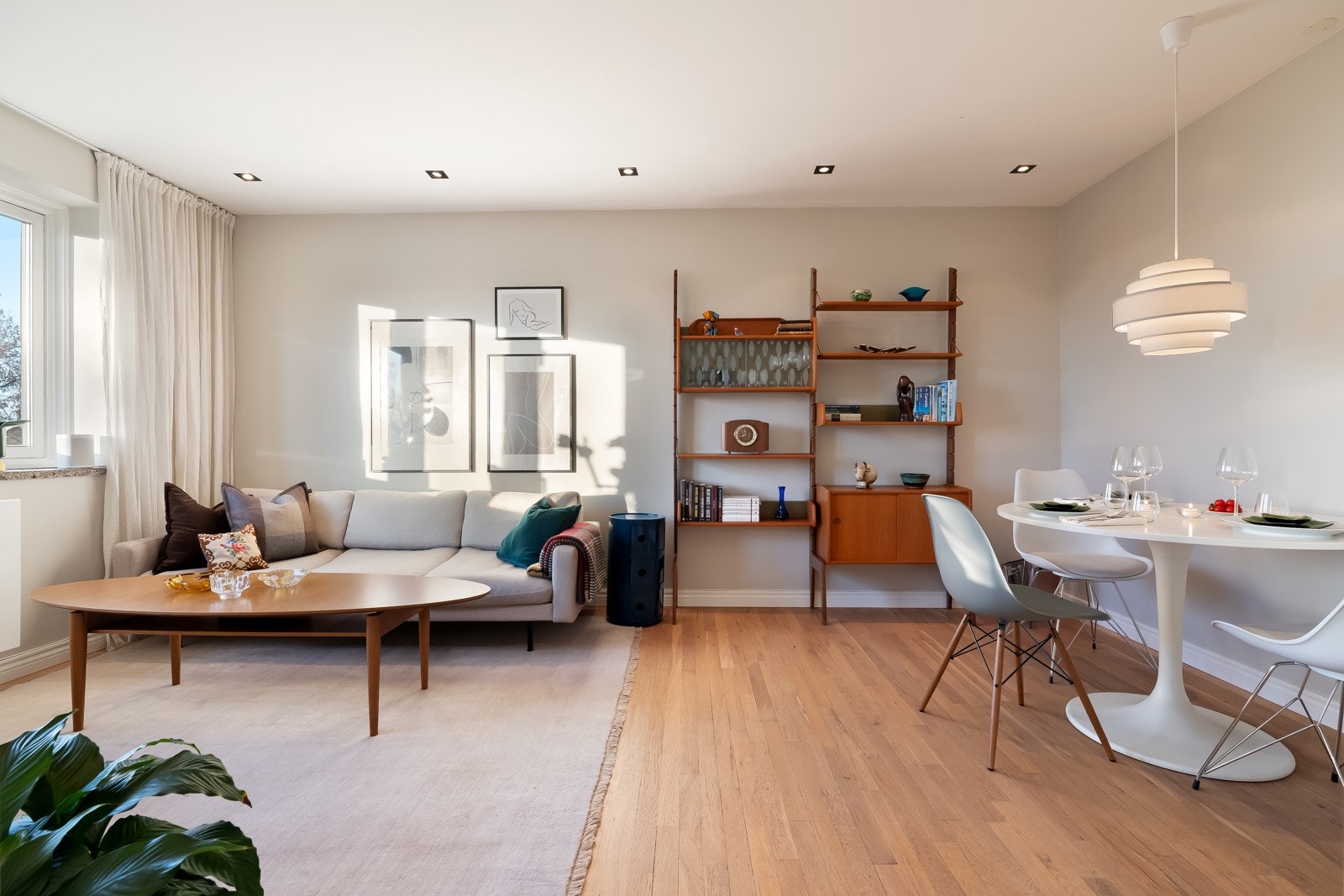 Her kommer du til en lys og stilren 3-roms toppleilighet med attraktiv beliggenhet på Rodeløkka. Galleribilde