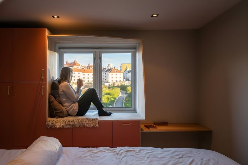 Koselig sitteplass i vinduet med landlig utsikt mot kolonihaven. Galleribilde