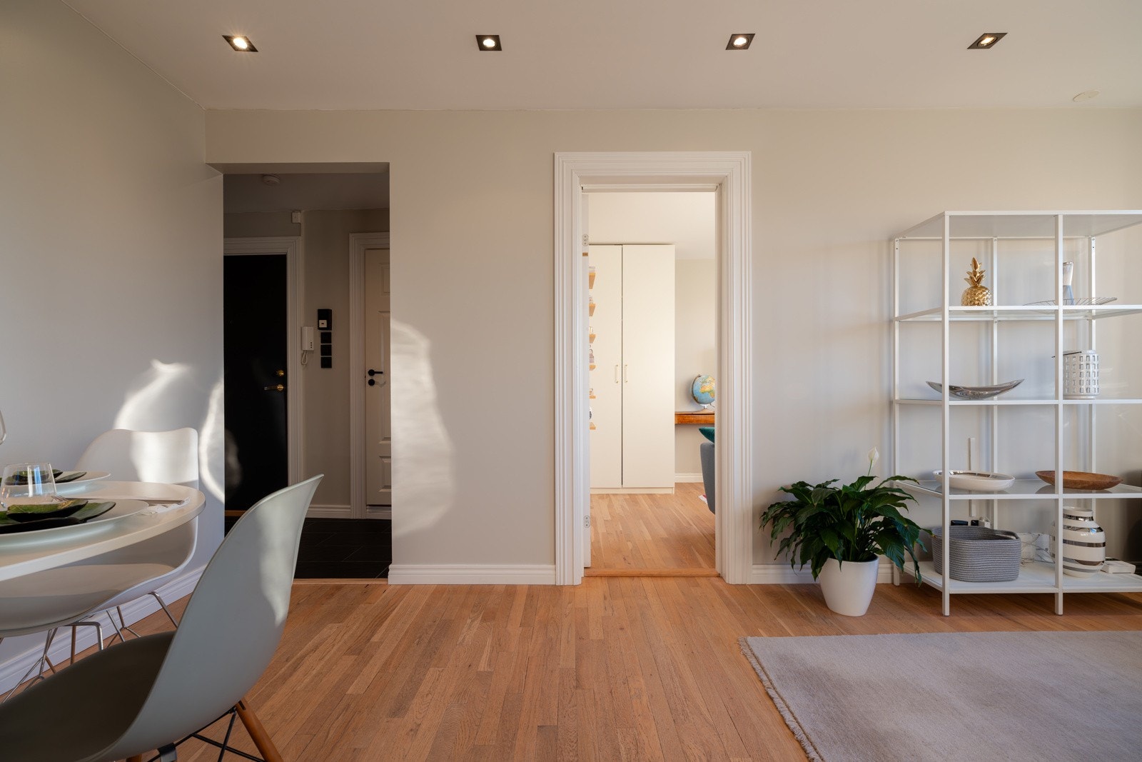 Veggflater på hovedsoverom, gang, kjøkken og deler av stuen er malt det siste året. Galleribilde