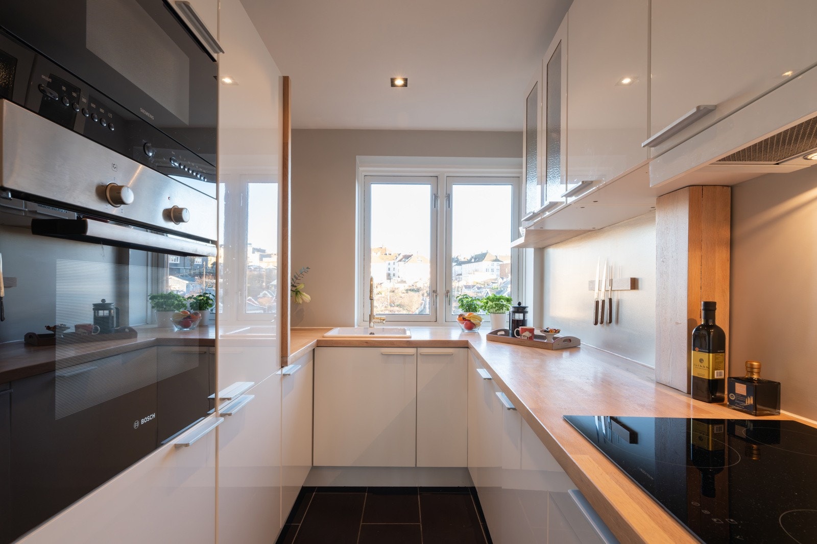 Leiligheten har et flott kjøkken i eget rom. Galleribilde