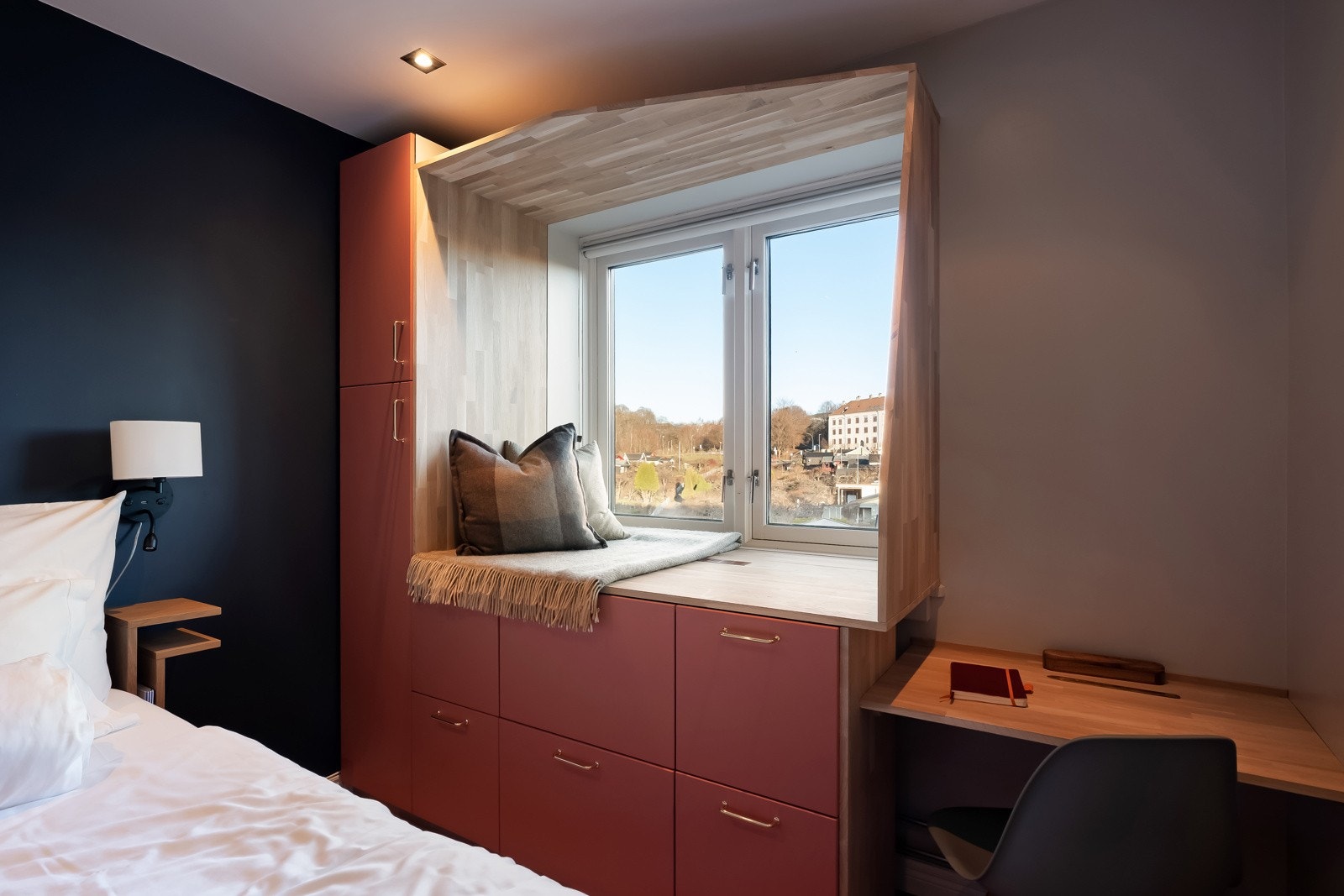 Det er en praktisk oppbevaringsløsning med hyggelig sitteplass i vindu og kontorpult. Galleribilde