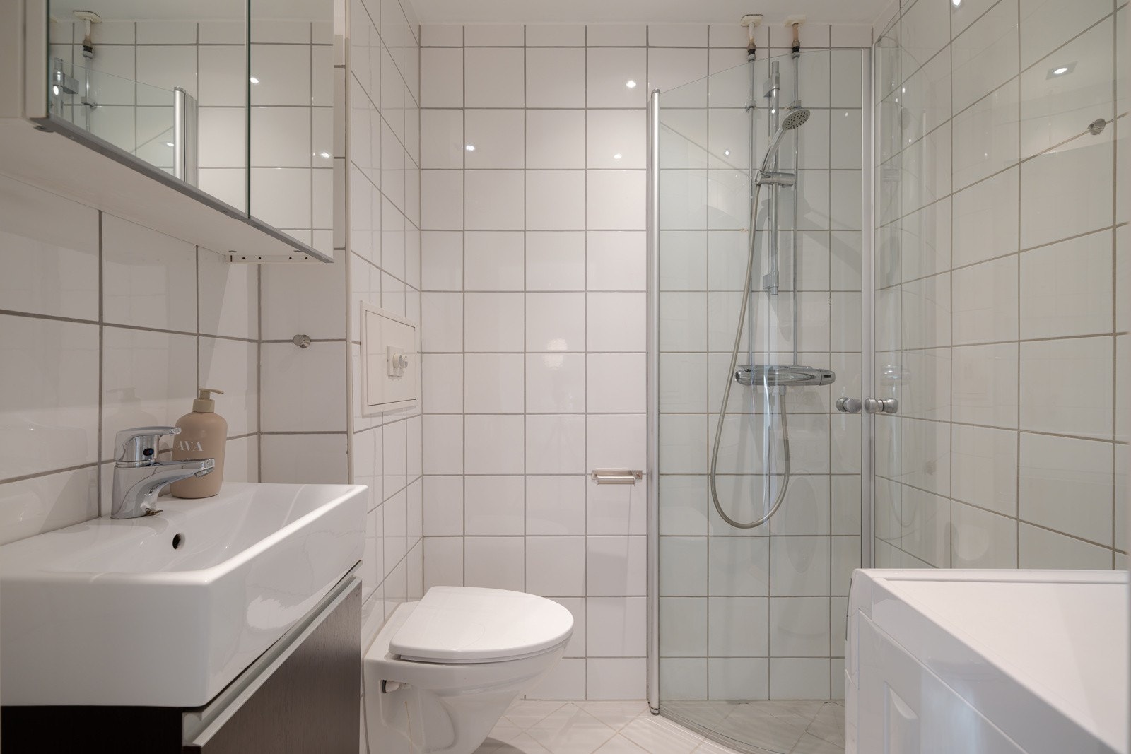 Leiligheten har et pent baderom som ble rehabilitert i regi av sameiet i 2005. Galleribilde