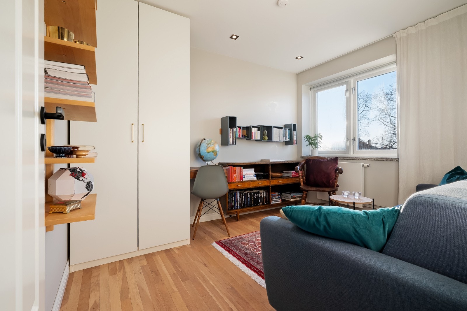 Det andre soverommet har plass til seng, nattbord og garderobeskap eller skrivepult. Galleribilde