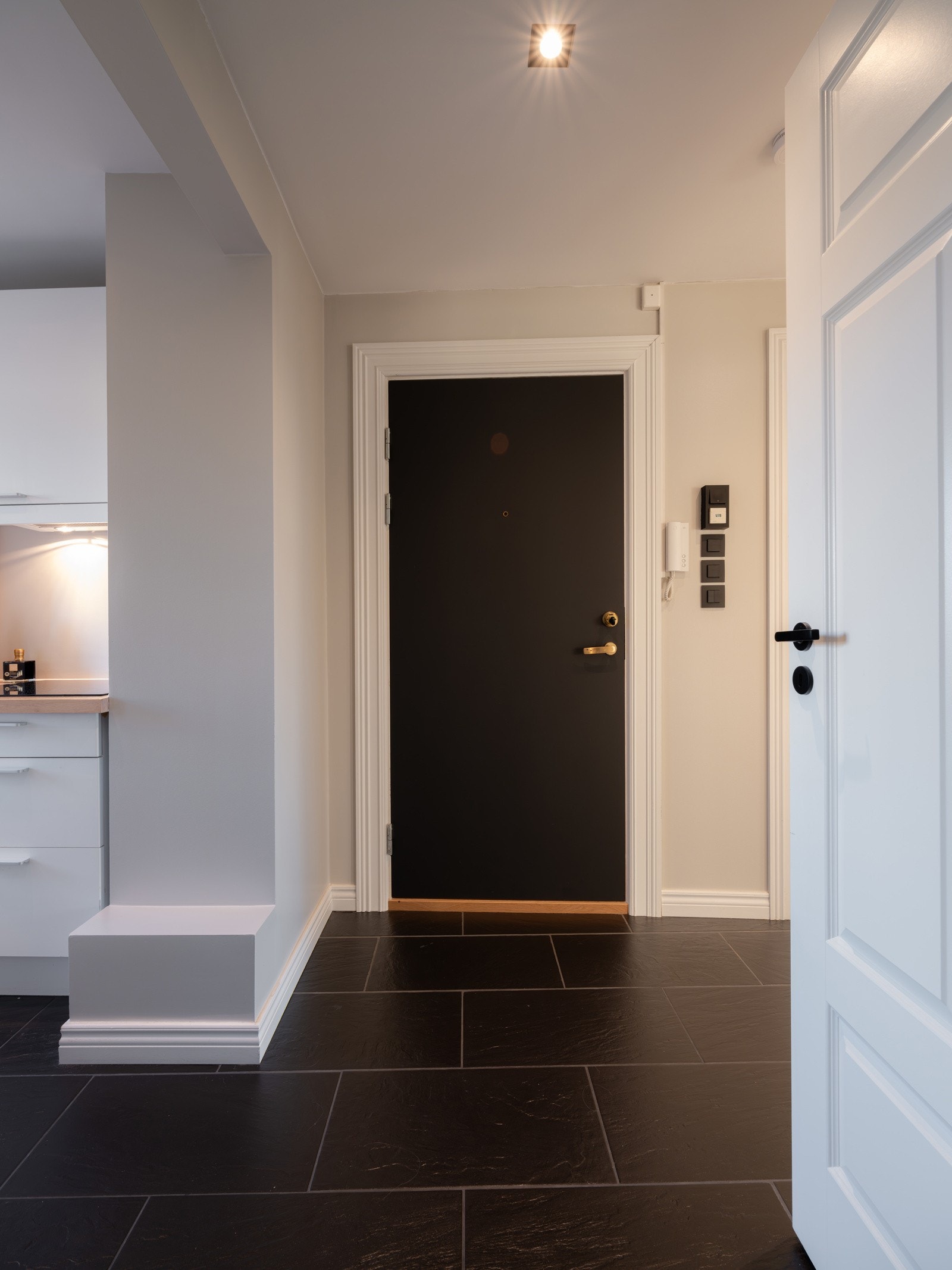 Hyggelig entré gir et godt førsteinntrykk av leiligheten. Gulvet i gangen og på kjøkkenet er flislagt. Galleribilde