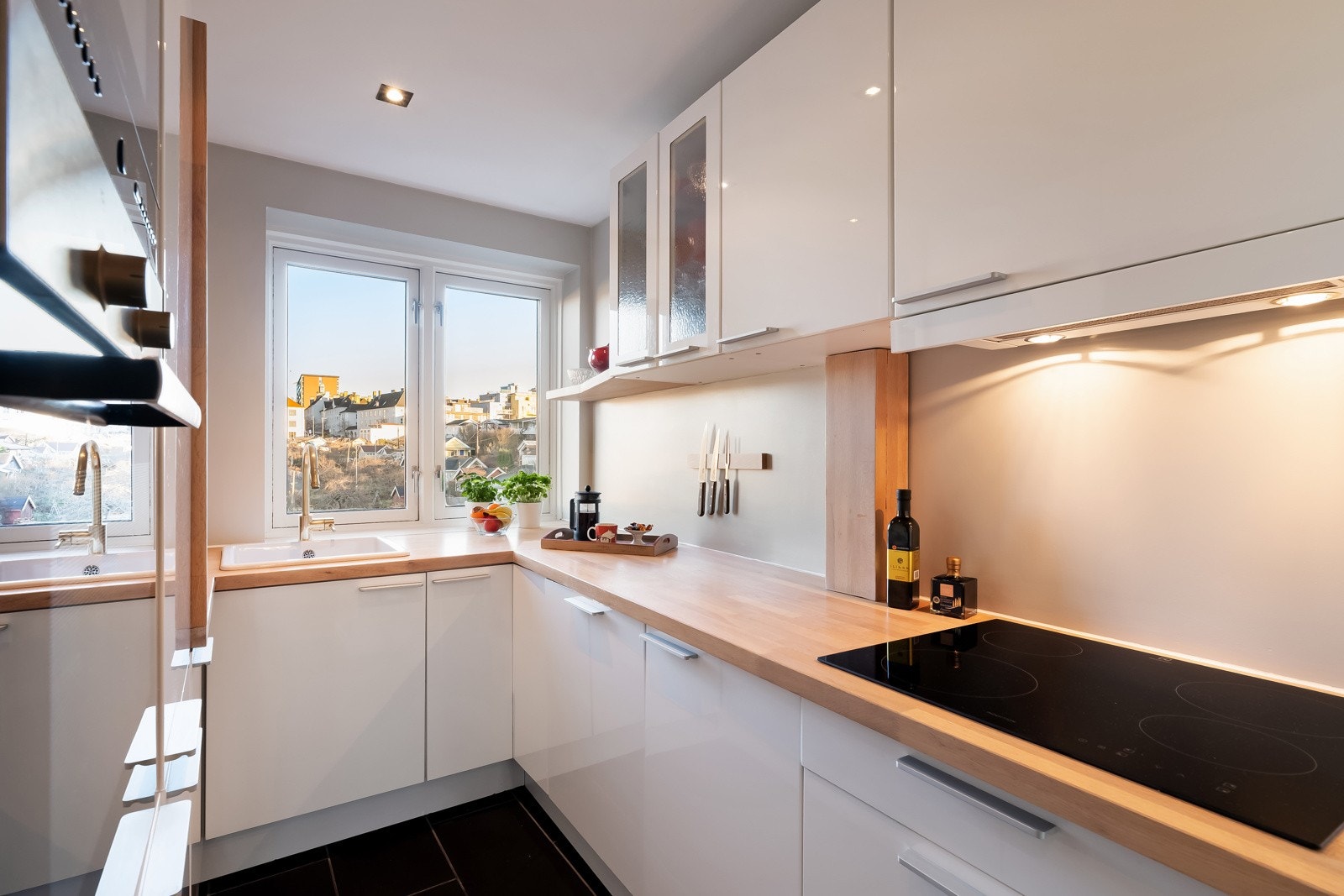 Det er godt med skap- og benkeplass på kjøkkenet for oppbevaring og matlaging. Galleribilde