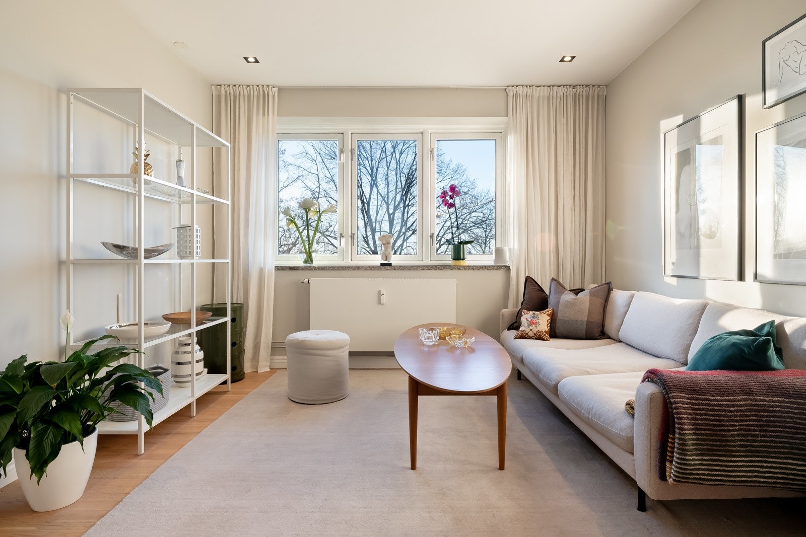 Leiligheten ligger fint til i 4. etasje, uten gjenboere og med hyggelig utsyn mot Rodeløkka Kolonihage. Galleribilde