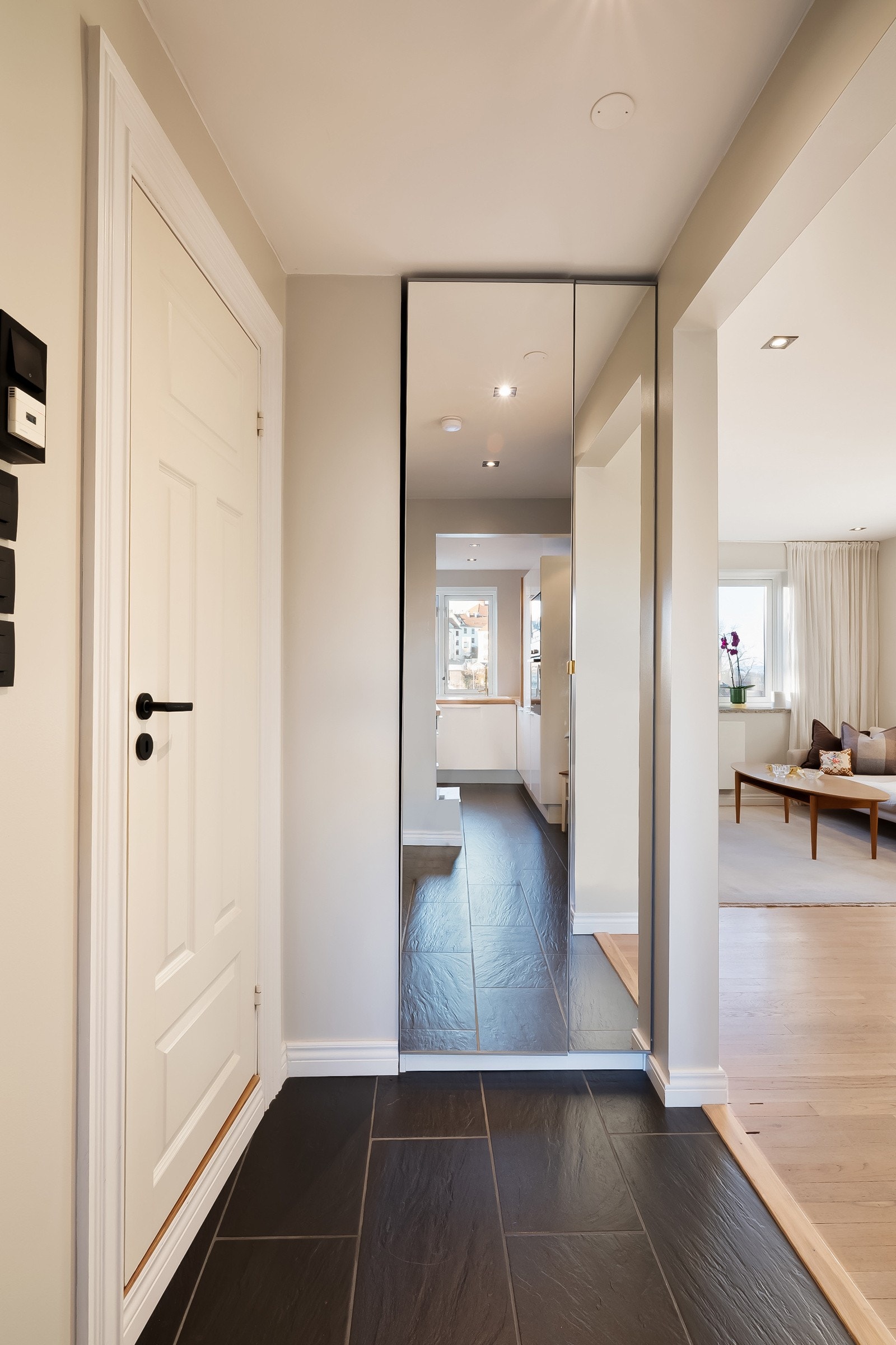 Leiligheten disponerer i tillegg en kjellerbod og en loftsbod for ekstra lagringsplass. Galleribilde