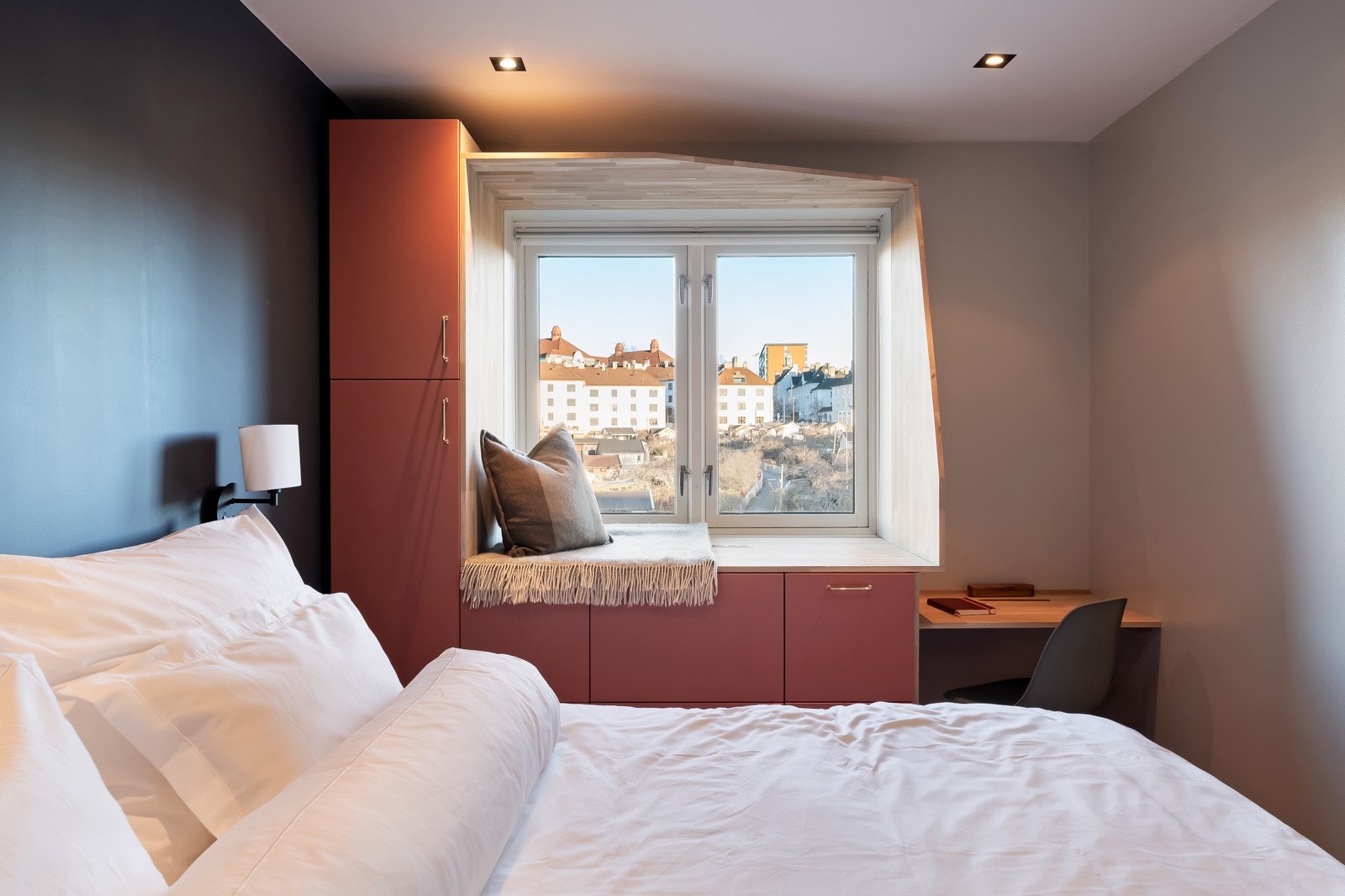 Hovedsoverommet har god plass til dobbeltseng, nattbord og annet møblement. Galleribilde