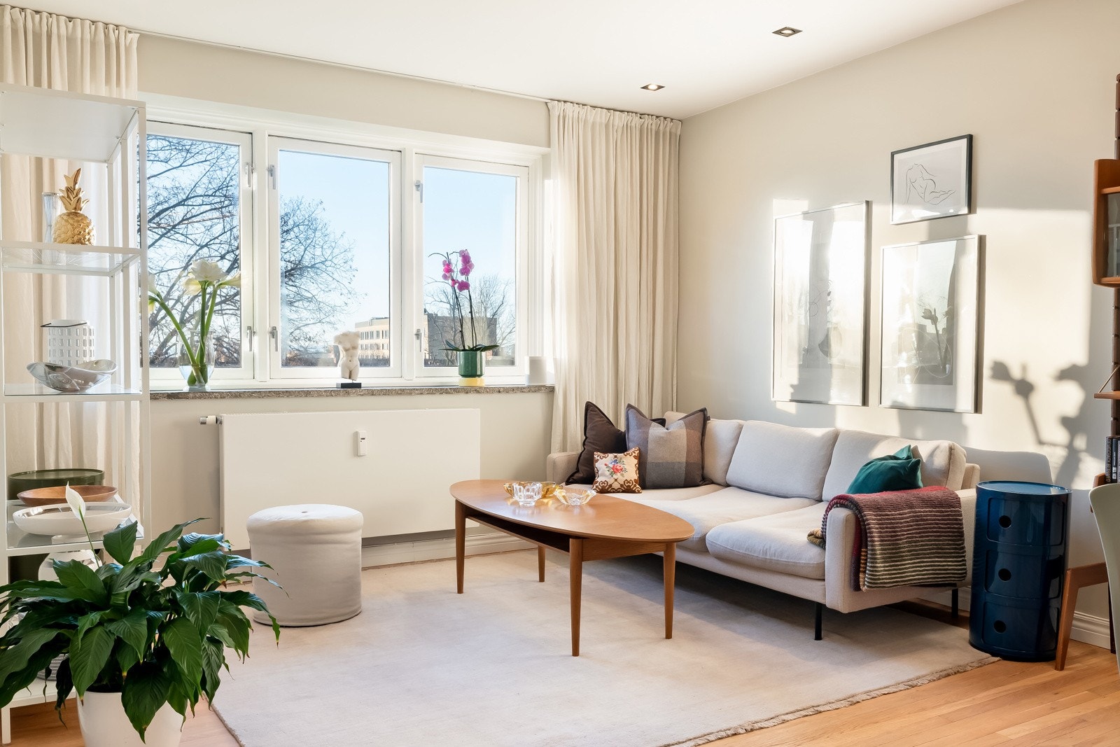 Store vindusflater og en gjennomgående planløsning gir leiligheten gode innvendige lysforhold og en luftig atmosfære. Galleribilde