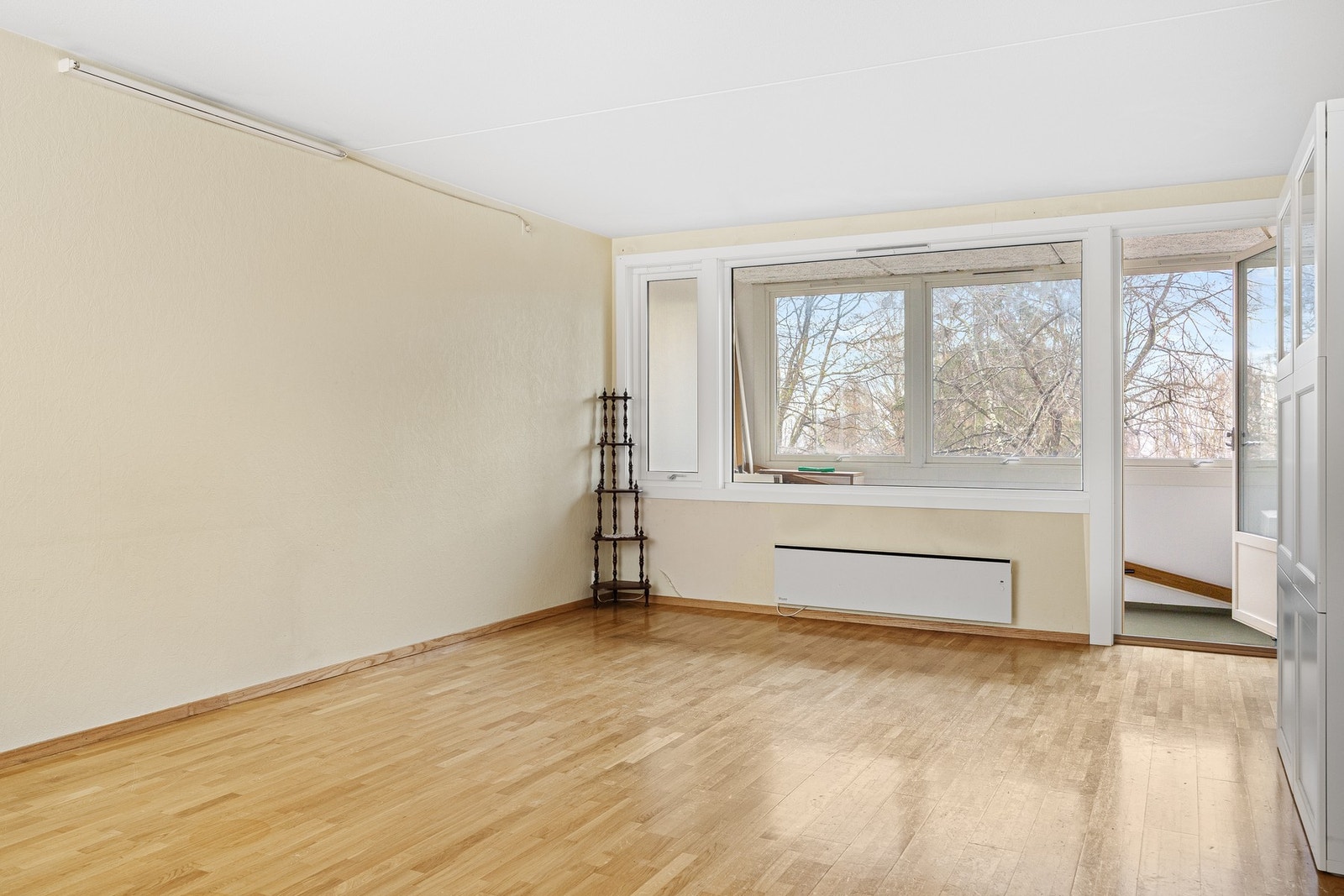 Lys og romslig stue med utgang til innglasset balkong/vinterhage. Galleribilde