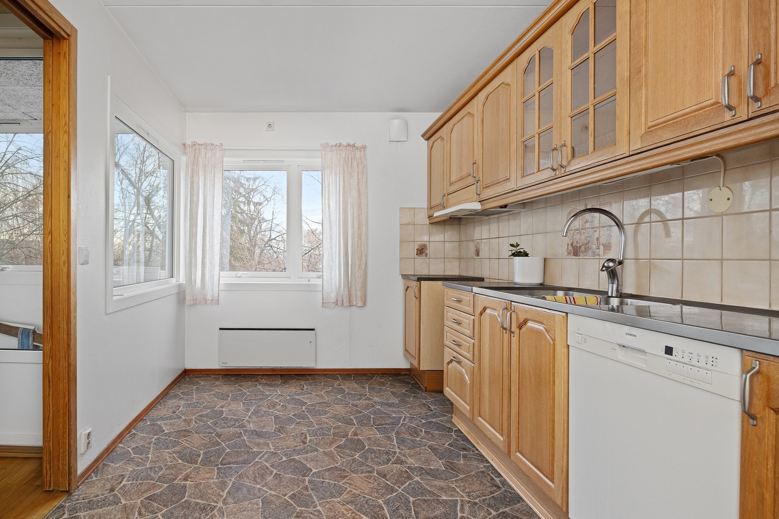 Romslig separat kjøkken. Galleribilde