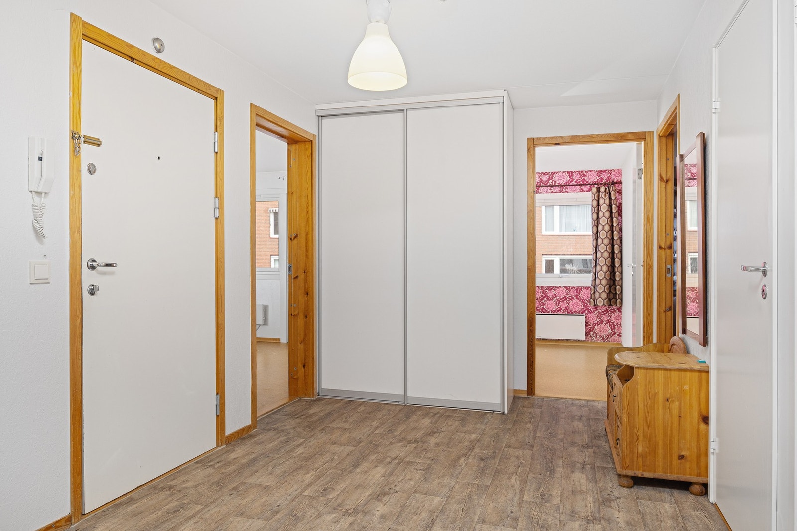 Romslig gang med skyvedørsgarderobe. Galleribilde