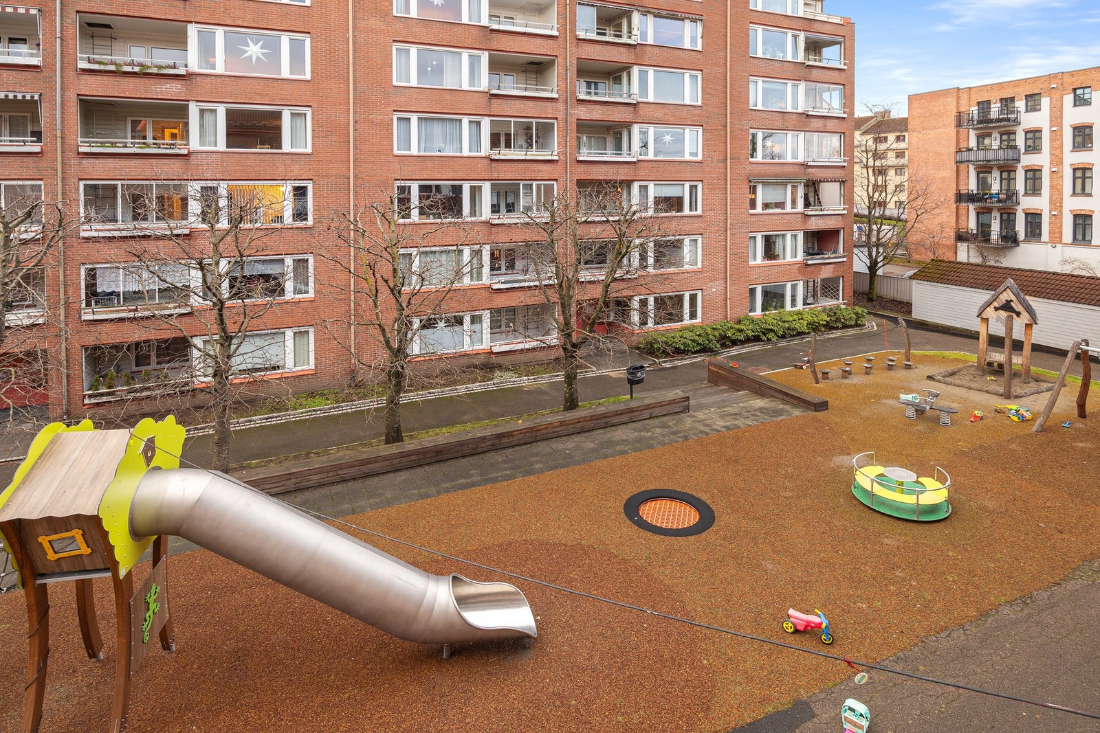 Utsyn fra balkong mot rolig gårdsrom. Galleribilde